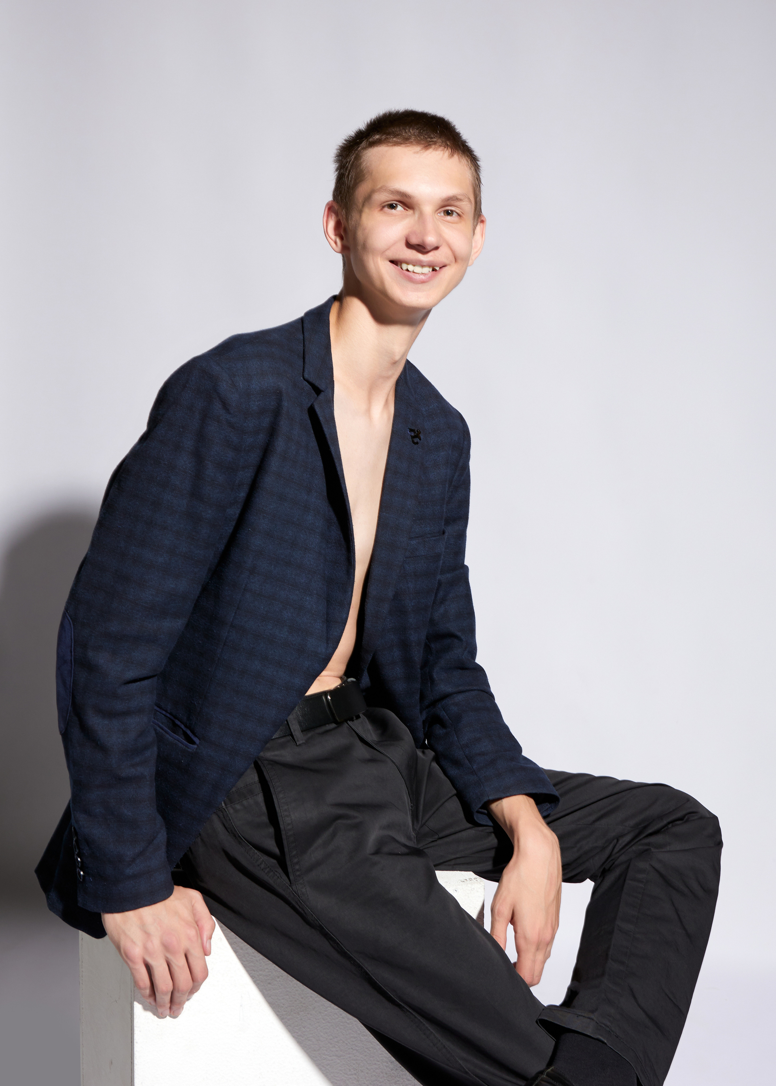 Мужской портрет, пиджак без рубашки