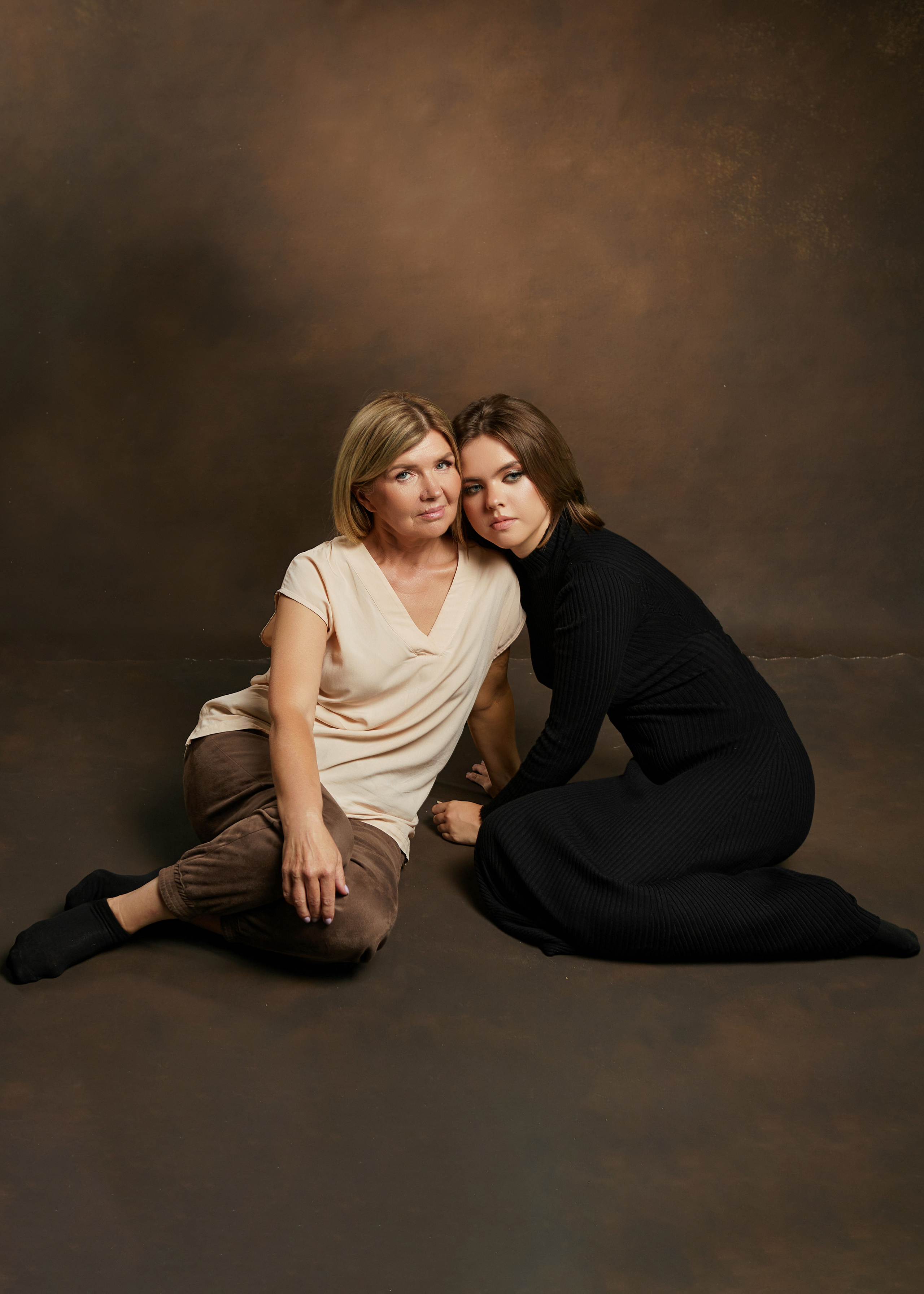 Студийный портрет взрослой дочери и мамы