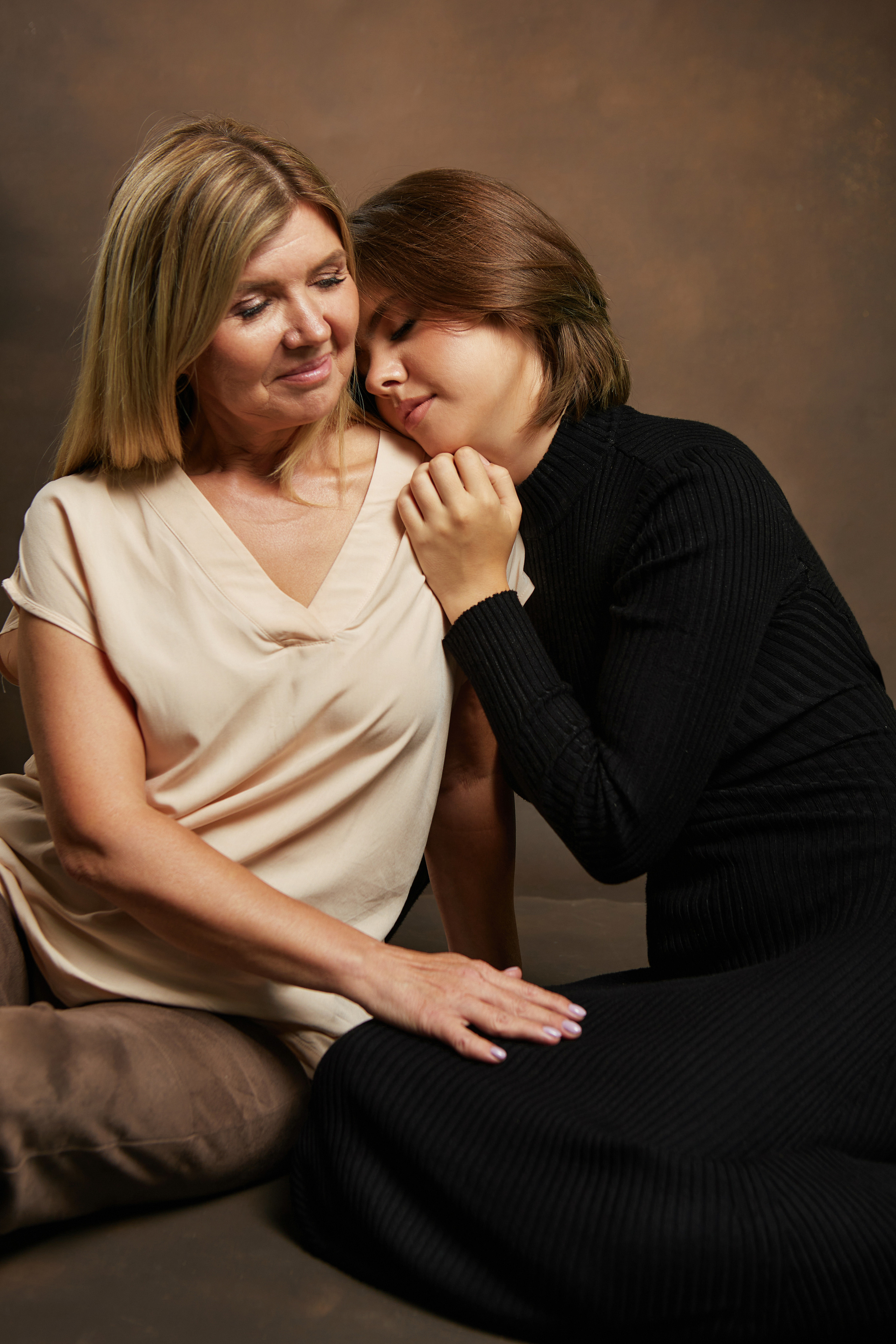 Студийный портрет взрослой дочери и мамы