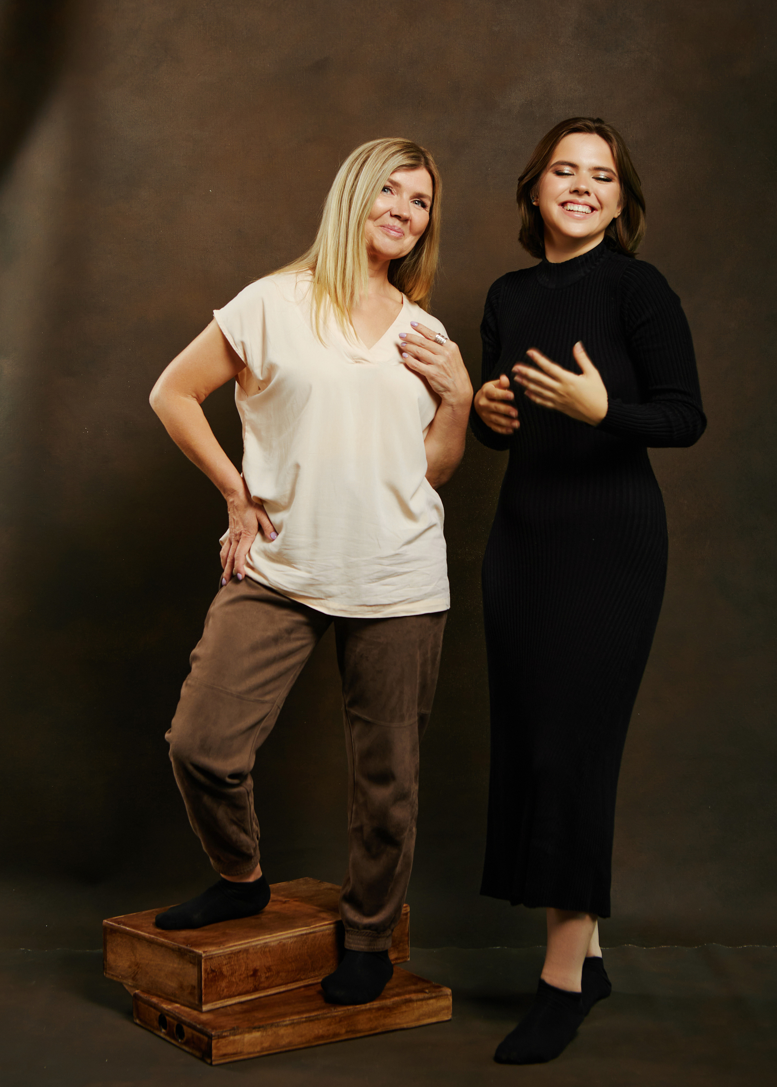 Студийный портрет взрослой дочери и мамы