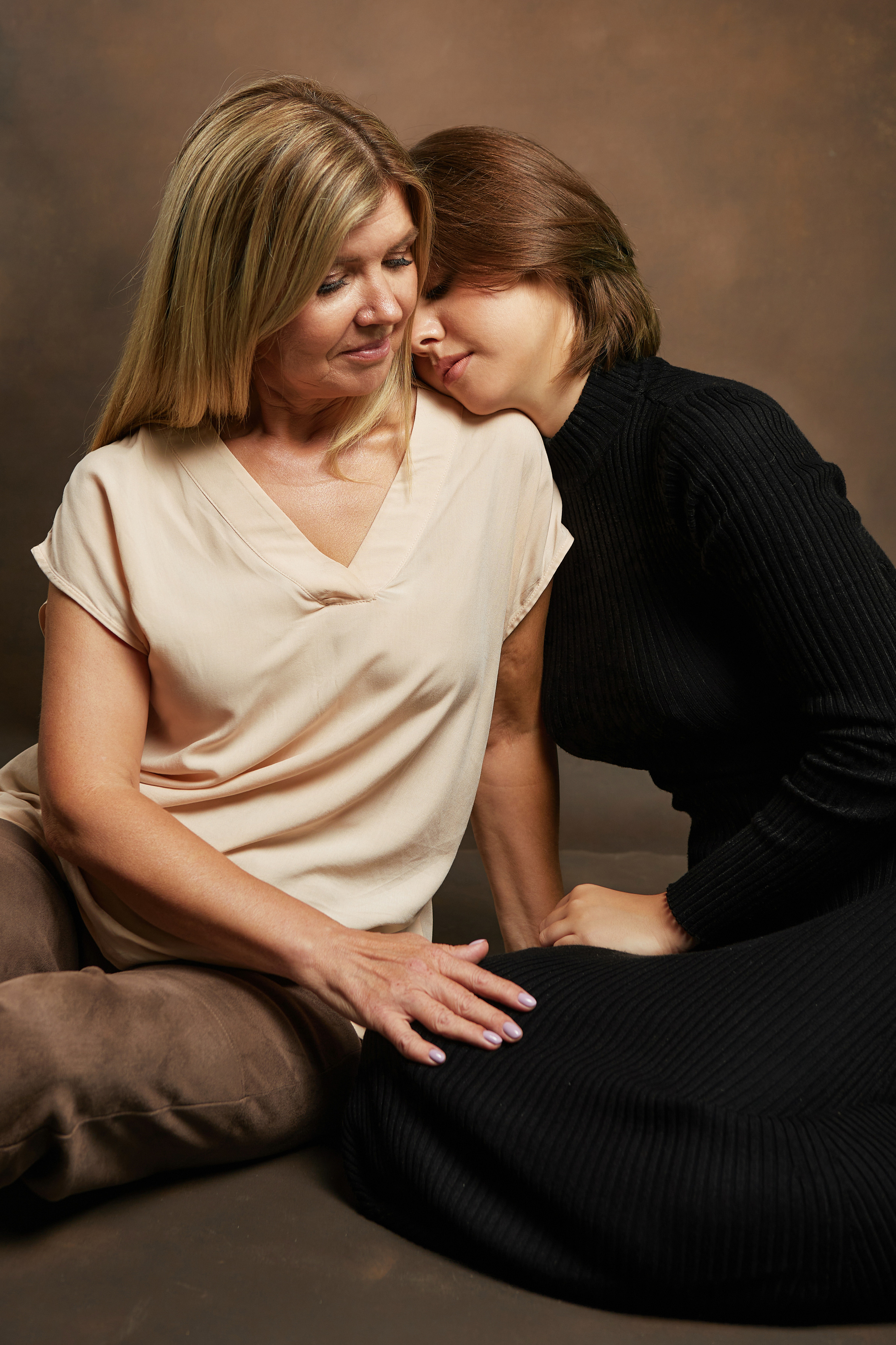 Студийный портрет взрослой дочери и мамы