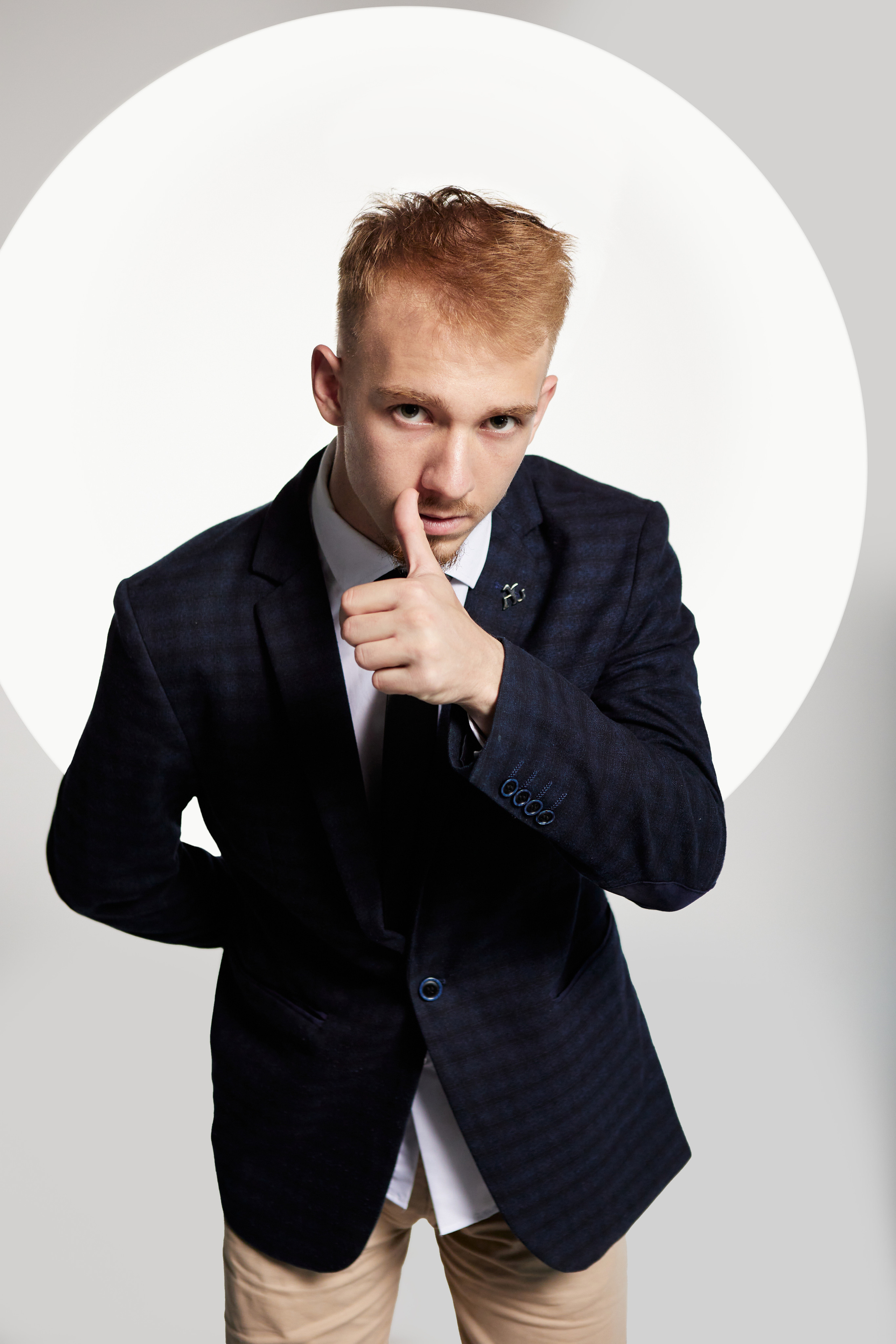 Мужской портрет на белом фоне