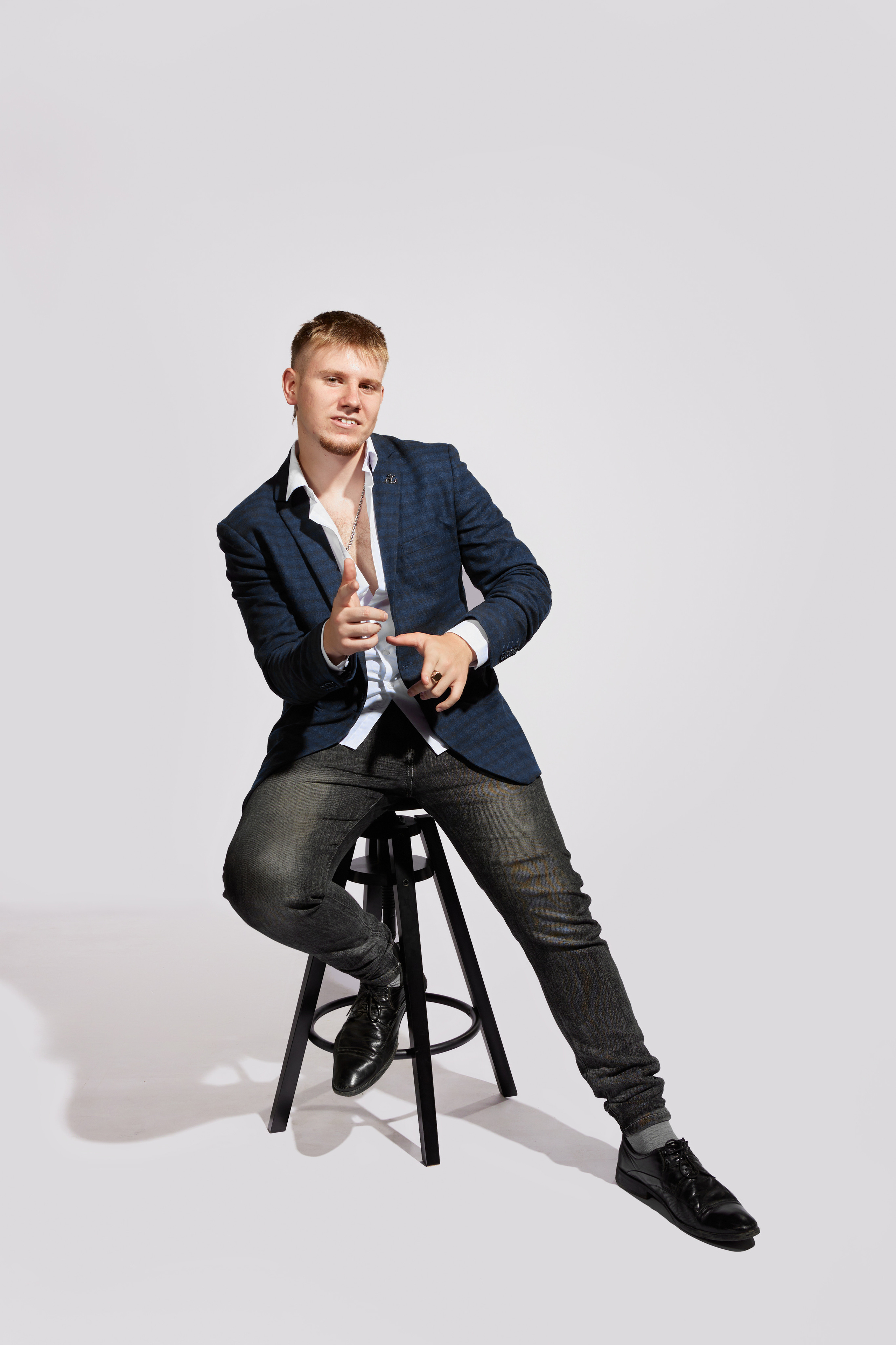 Мужской ростовой портрет сидя.