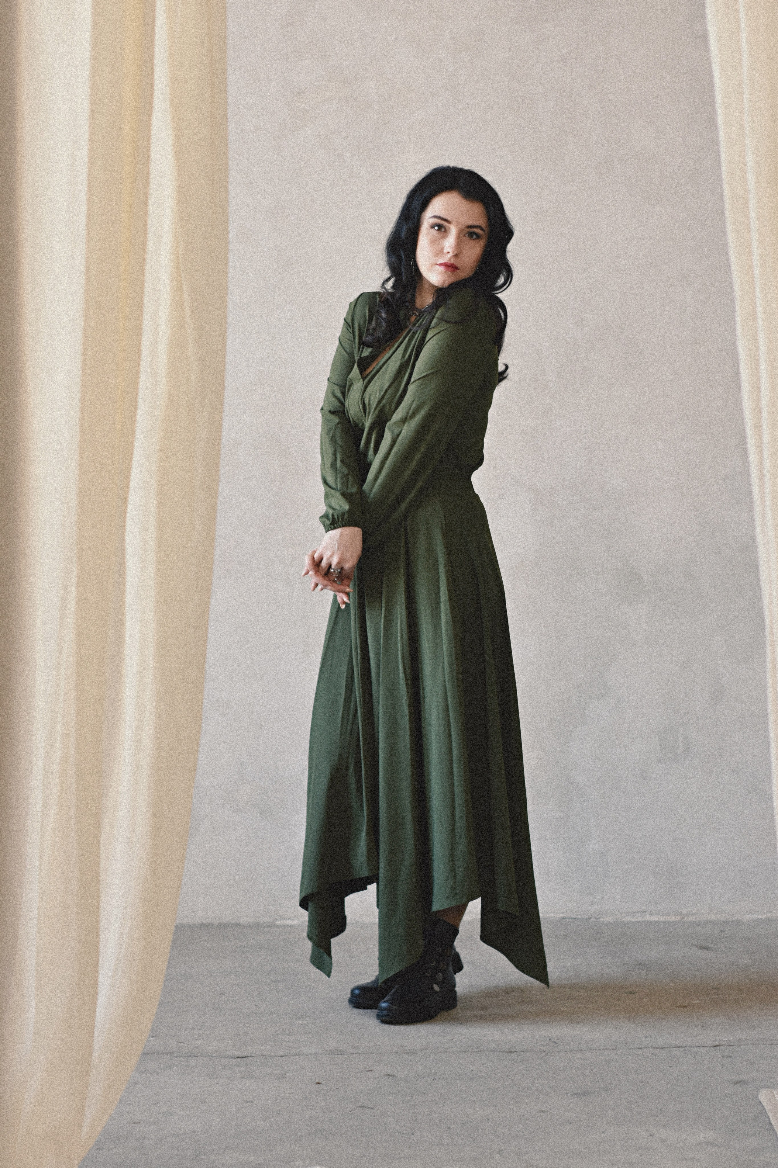 Платье тёмно-зелёного цвета. Фотограф, мобилограф Ростов-на-Дону