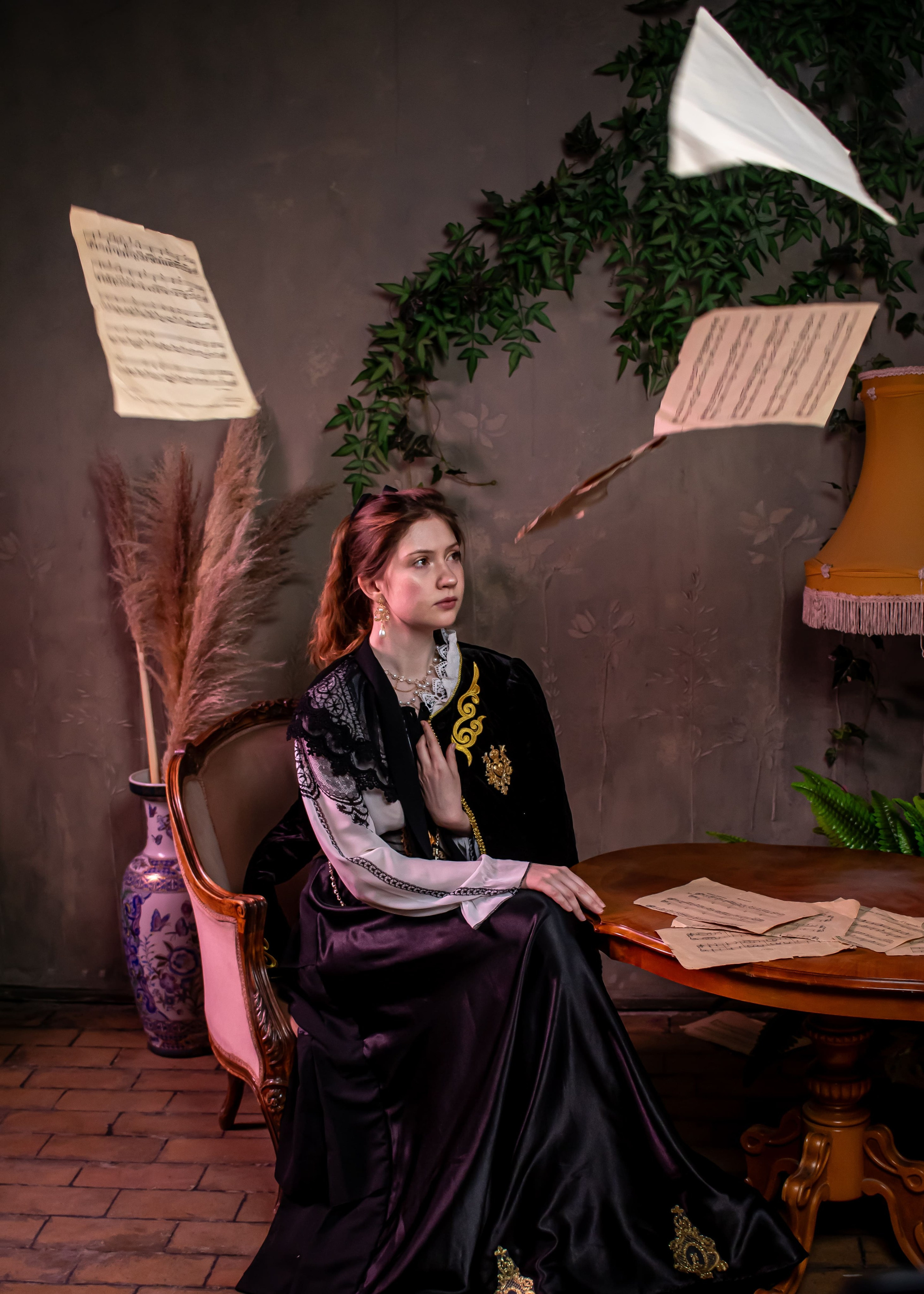 Женский портрет в стиле Ренессанс с реквизитом, живописная композиция, фотограф Карасёва Елена