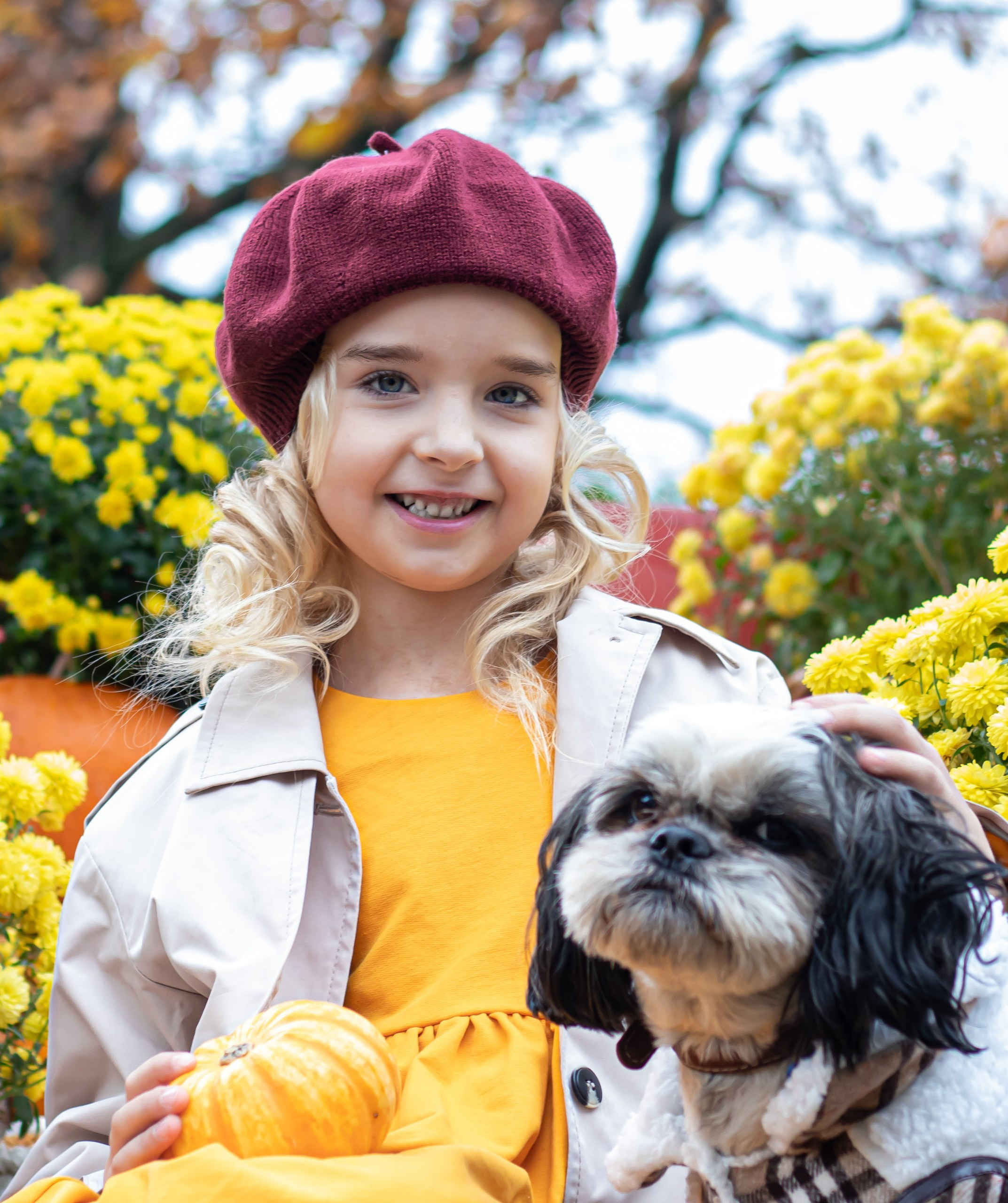 Девочка в шапке с собакой на осенней ферме, фотосессия, фотограф Карасёва Елена