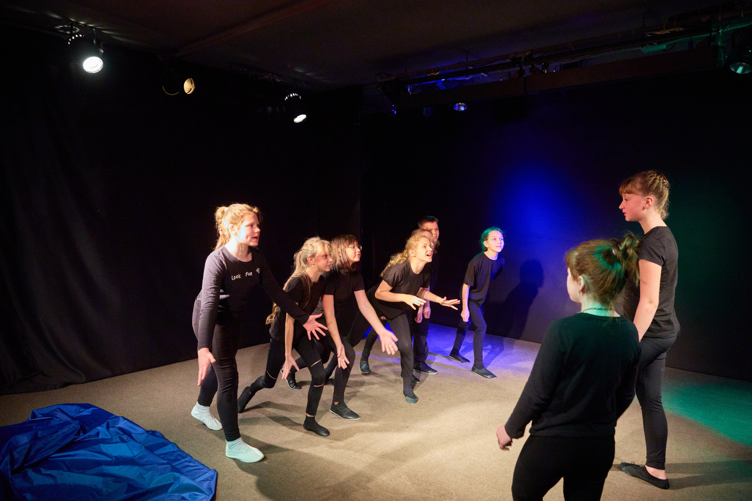 Театр студия «За двумя зайцами»