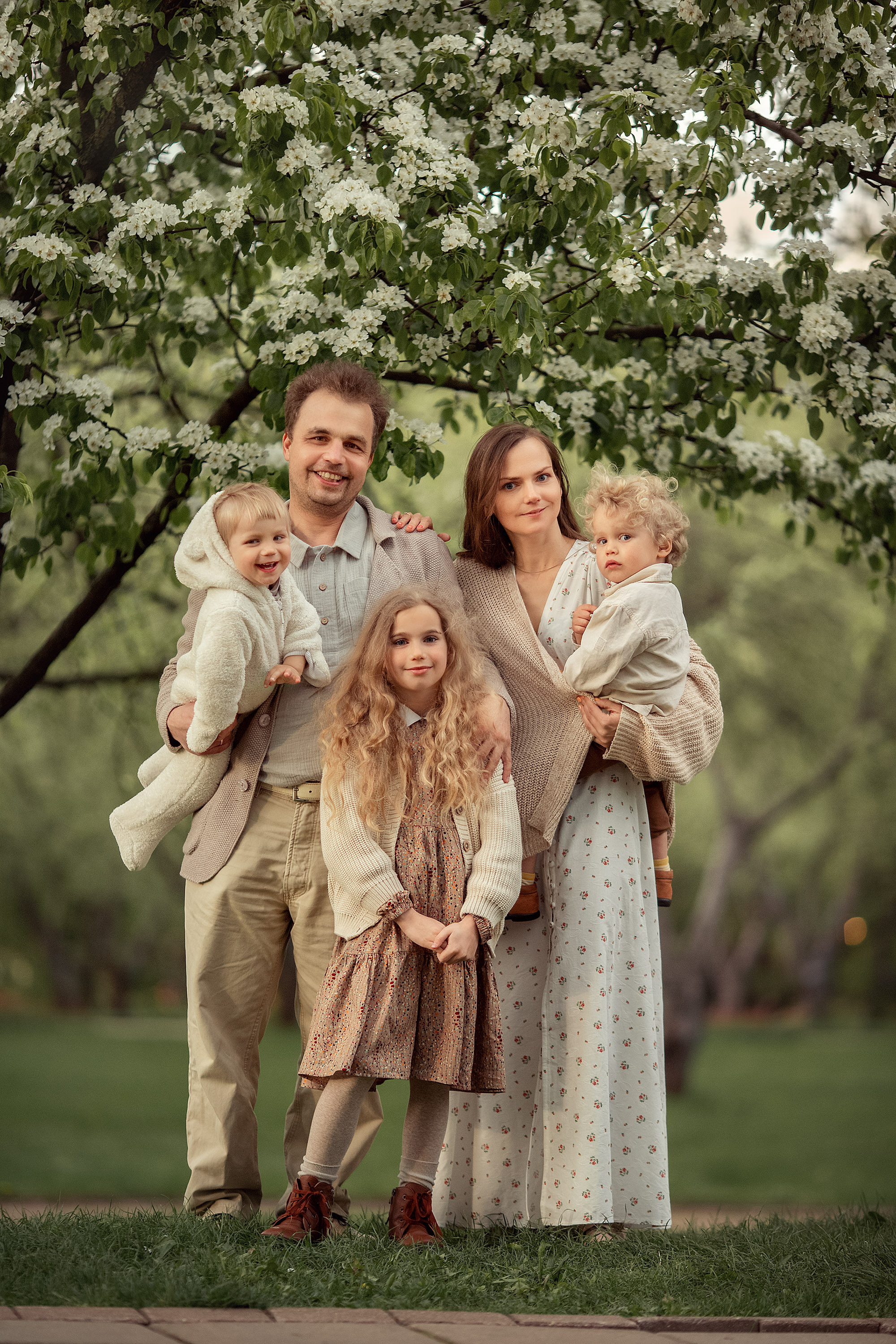 Фотосессия большой семьи в цветущем саду. Tatyana Nadezhdina Family photographer
