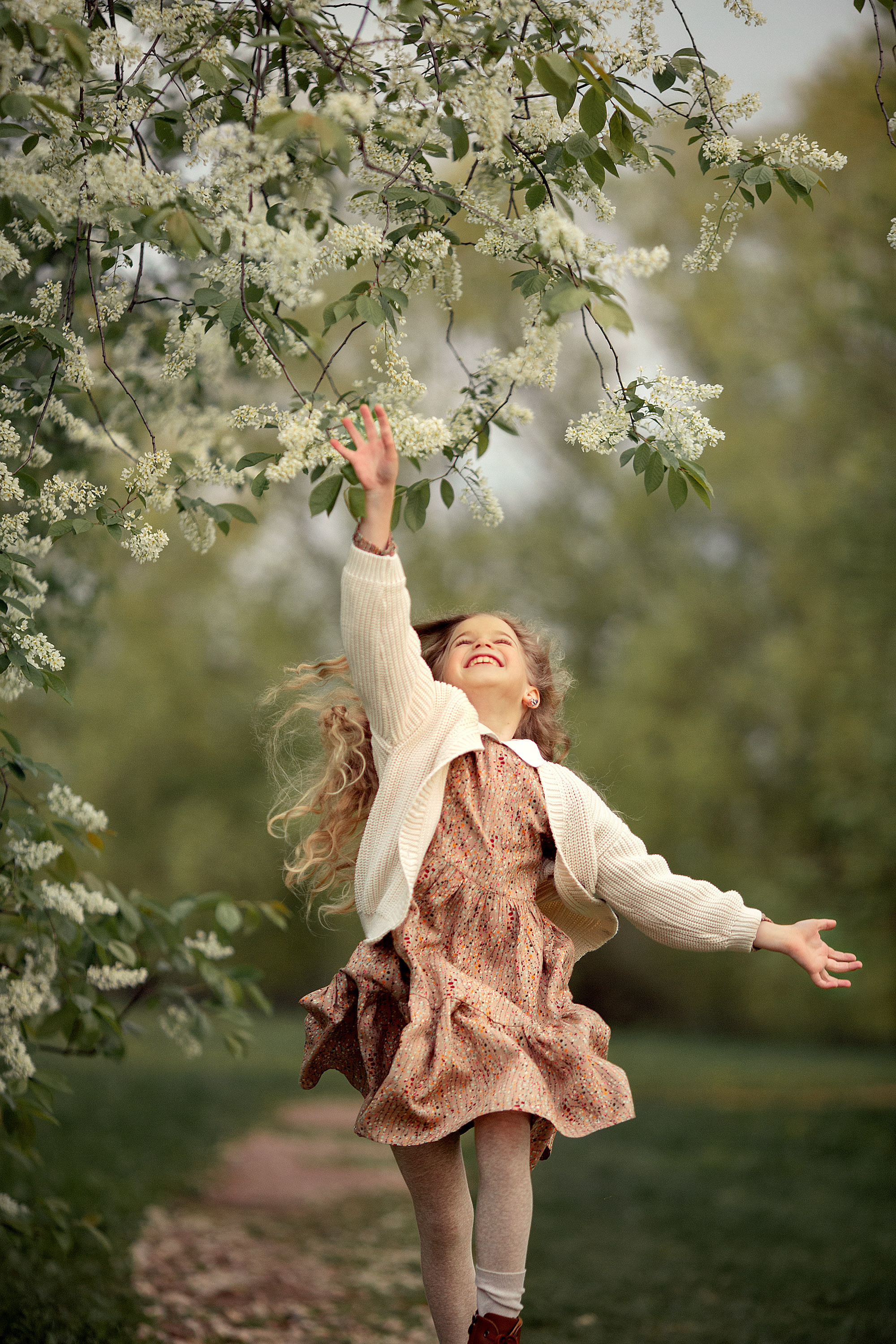 Фотосессия большой семьи в цветущем саду. Tatyana Nadezhdina Family photographer