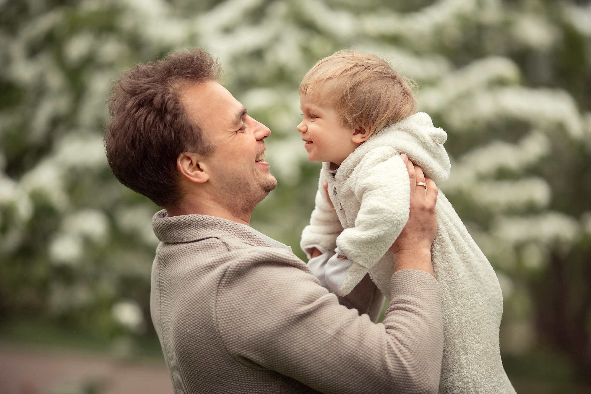 Фотосессия большой семьи в цветущем саду. Tatyana Nadezhdina Family photographer