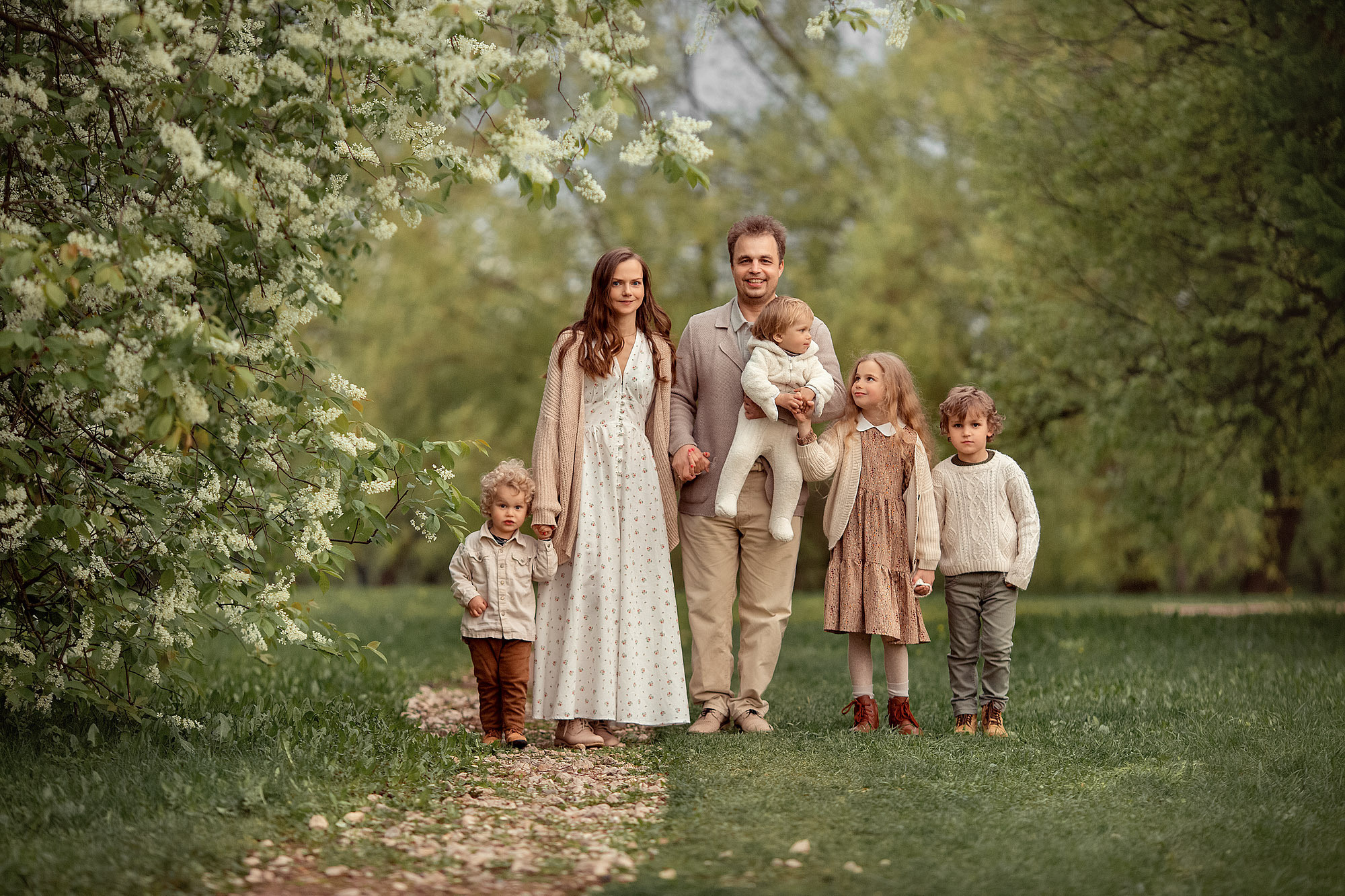 Фотосессия большой семьи в цветущем саду. Tatyana Nadezhdina Family photographer