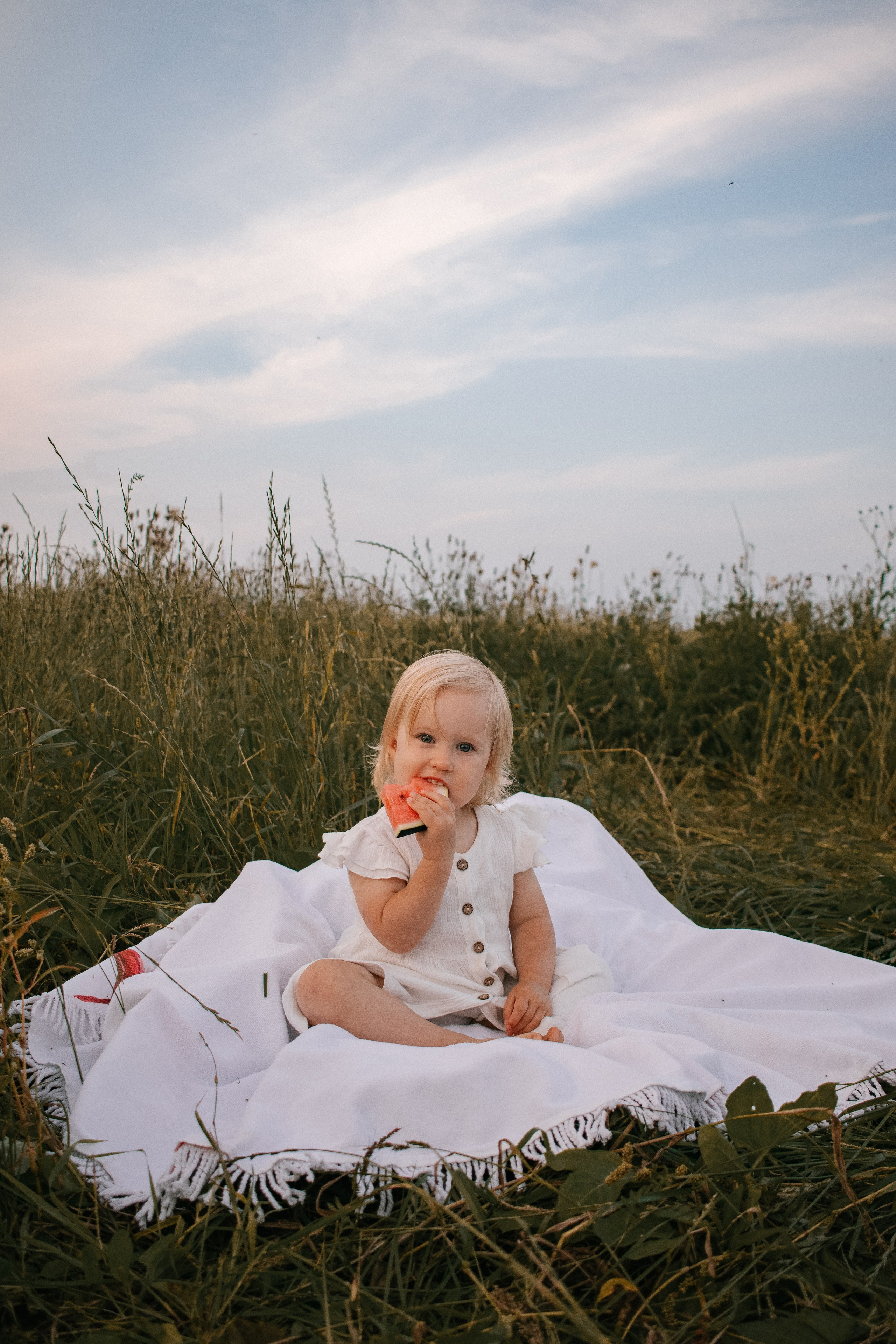 Семейная фотосессия в поле. Портретный фотограф Москва