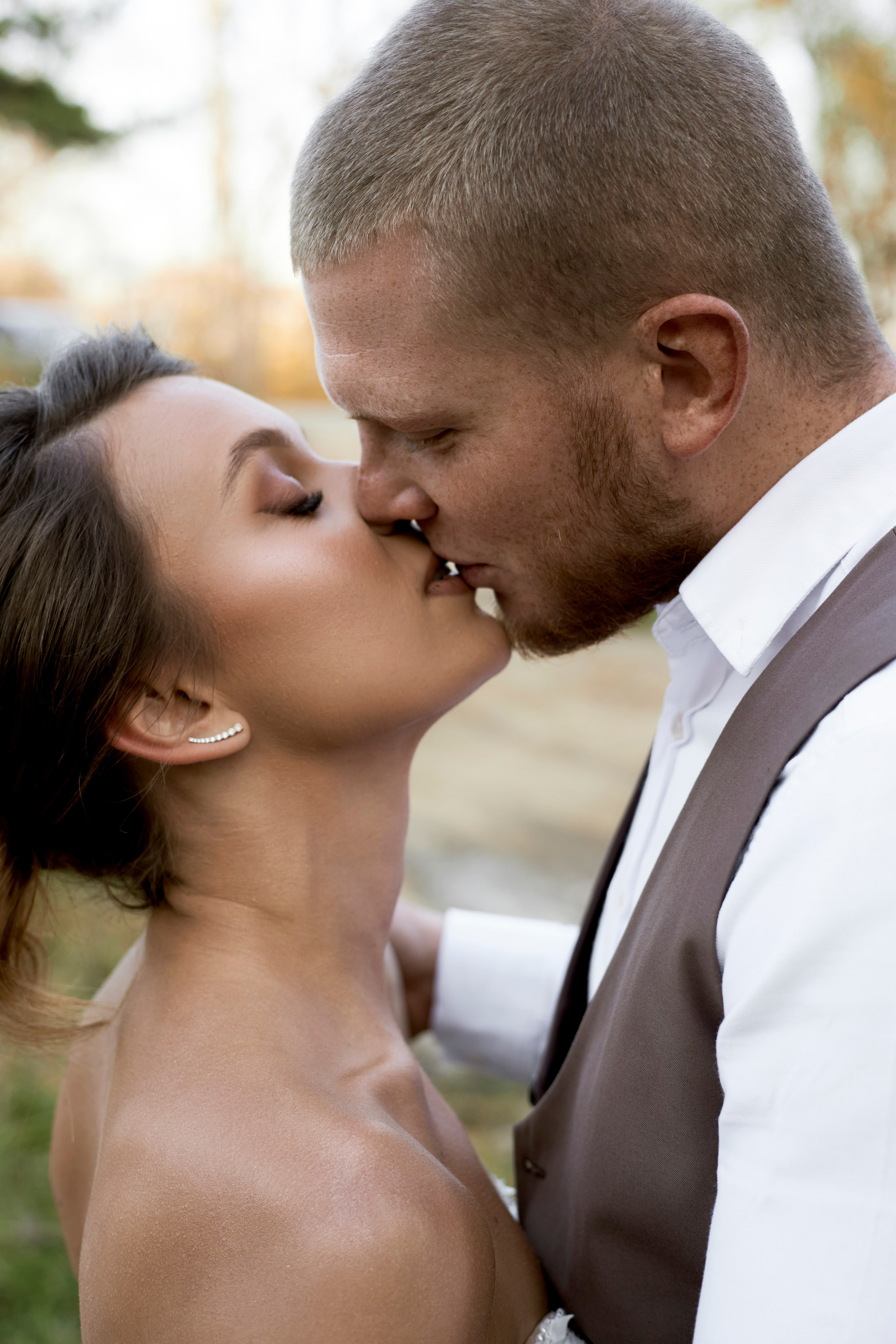 Нежное фото пары среди осенних деревьев во Владивостоке