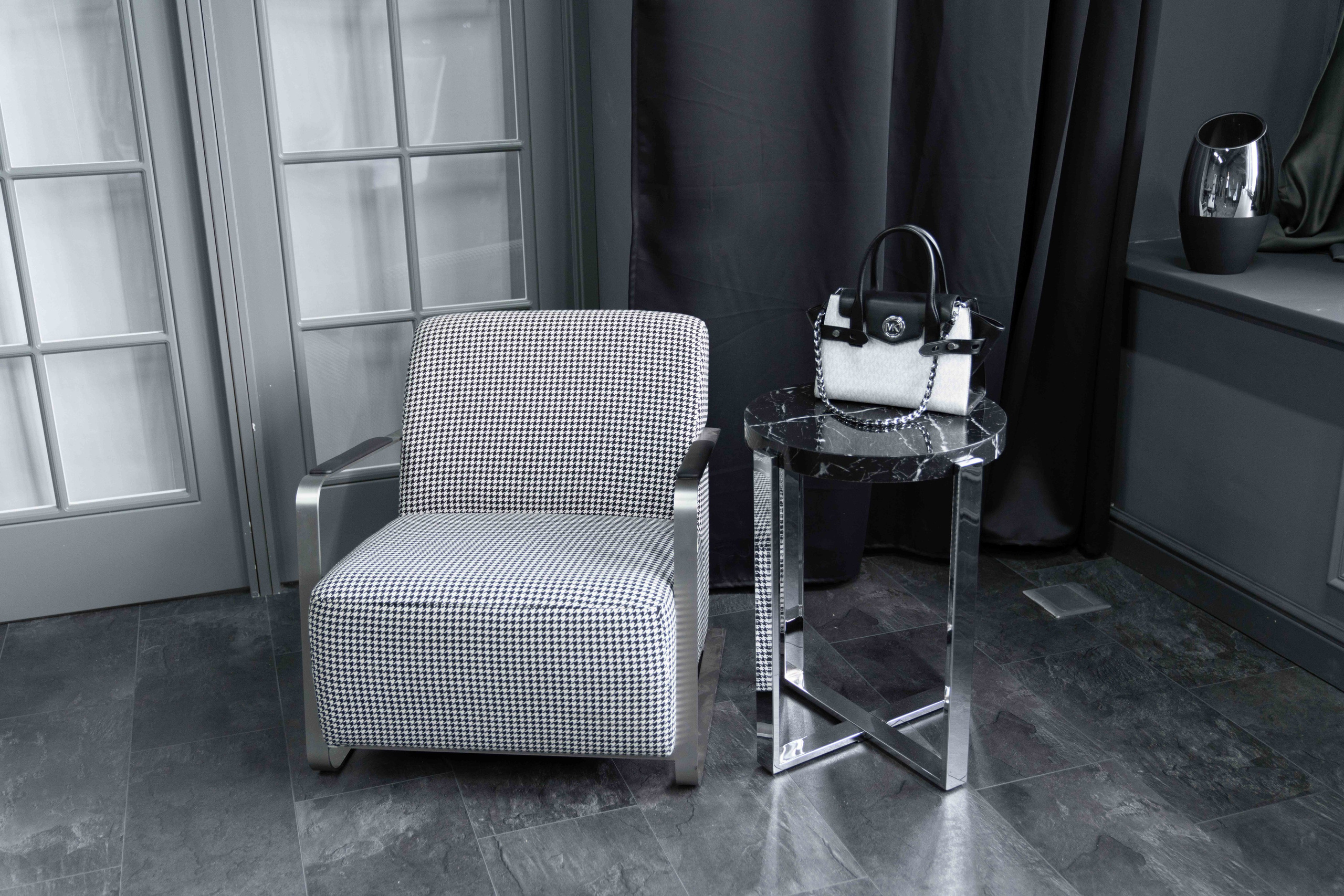 DАRК — зал 60 м² фотостудии в Москве с большими окнами, серыми стенами, потолком и полом, подходит для съемки с естественным светом. ВИЗУАЛИЗАТОР БРЕНДА: ФОТОГРАФ | ИМИДЖМЕЙКЕР| СТИЛИСТ МОСКВА