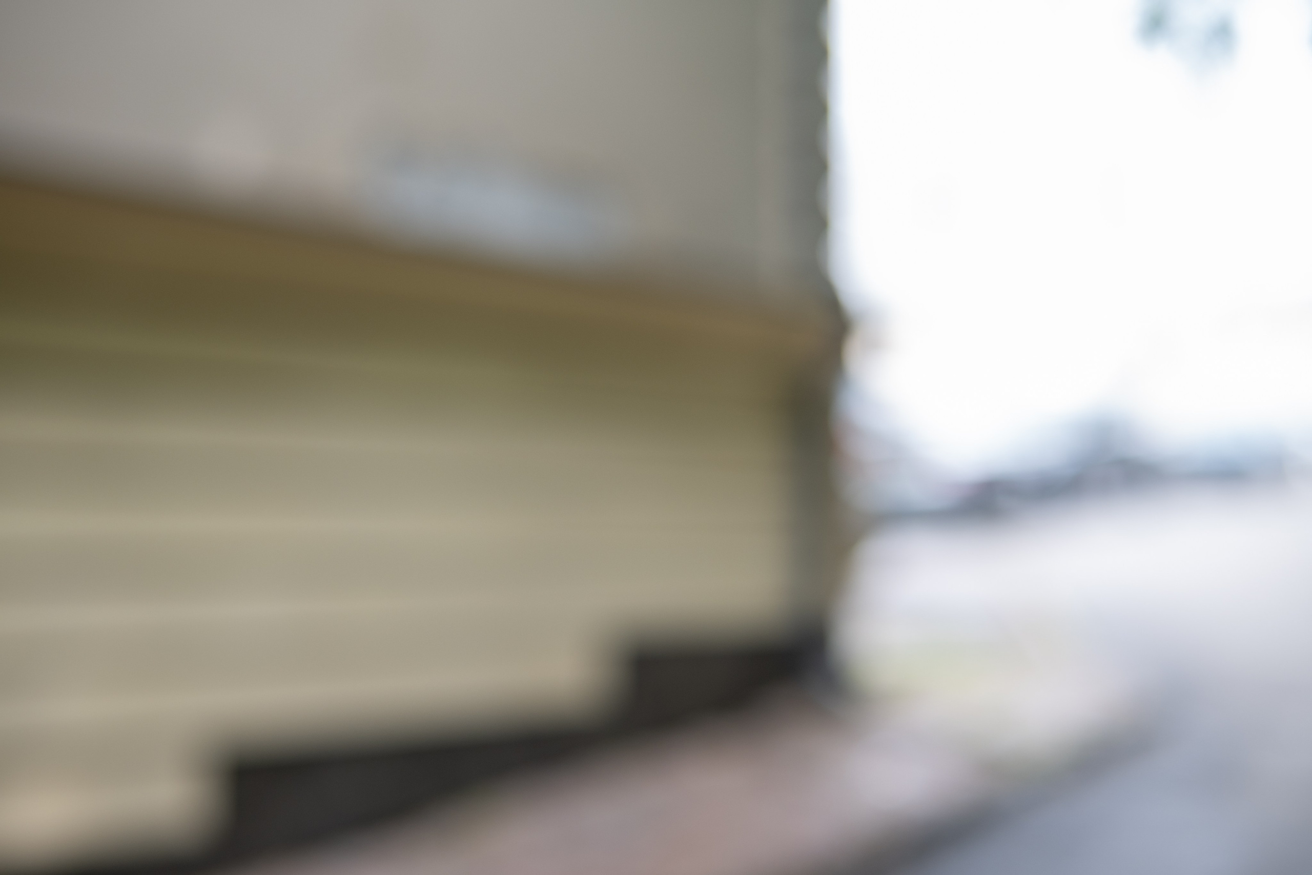 Авторская городская фотография, исследующая свет, цвет, архитектуру и визуальные ритмы городской среды. Фотограф: Ожерельев Лев