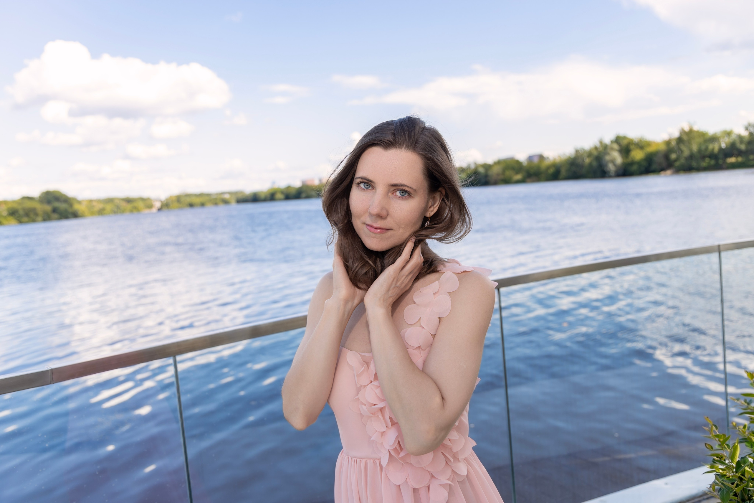 Фотосессия на новой набережной Коломенского: нежность, цветы и вдохновение. Репортажный, семейный и студийный фотограф в Москве Демин Алексей