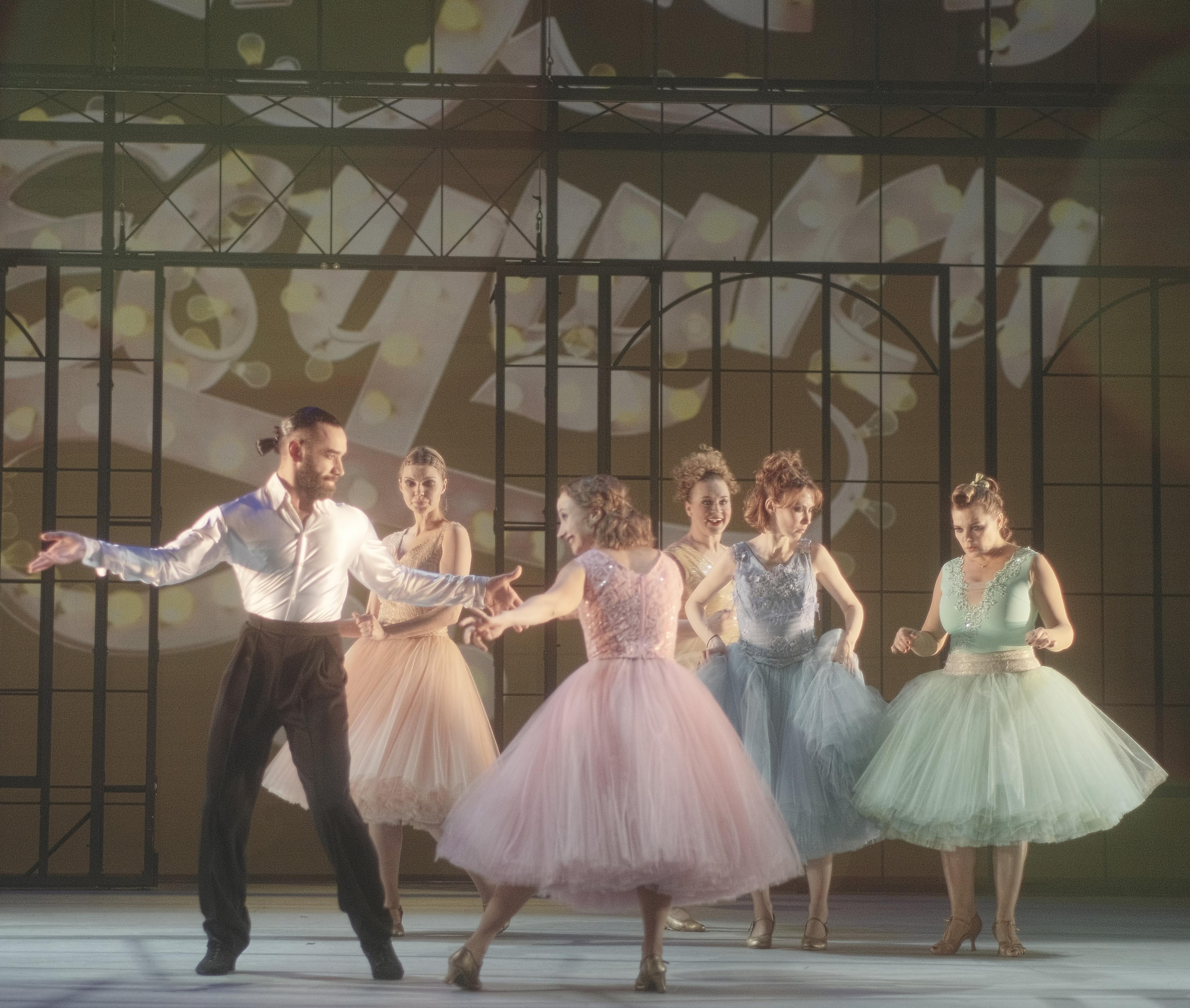 «XX ВЕК. БАЛ». МХТ имени А. П. Чехова. Москва, улицы, театр и артисты, друзья и мир фото Владимир Кашицин