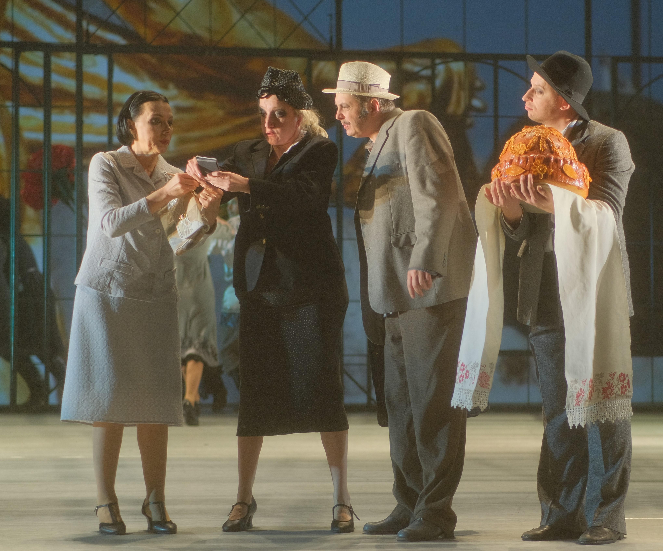 «XX ВЕК. БАЛ». МХТ имени А. П. Чехова. Москва, улицы, театр и артисты, друзья и мир фото Владимир Кашицин