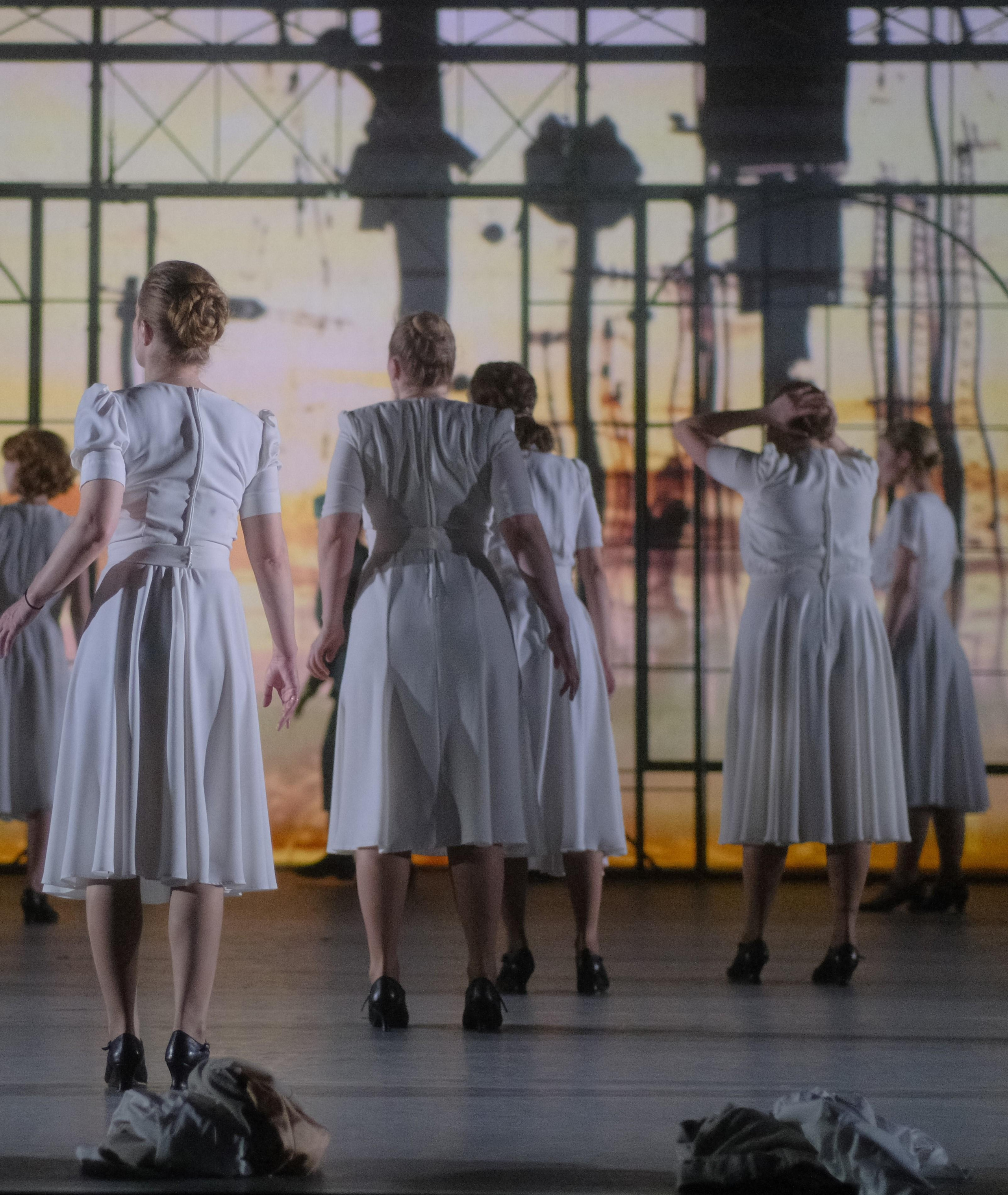 «XX ВЕК. БАЛ». МХТ имени А. П. Чехова. Москва, улицы, театр и артисты, друзья и мир фото Владимир Кашицин