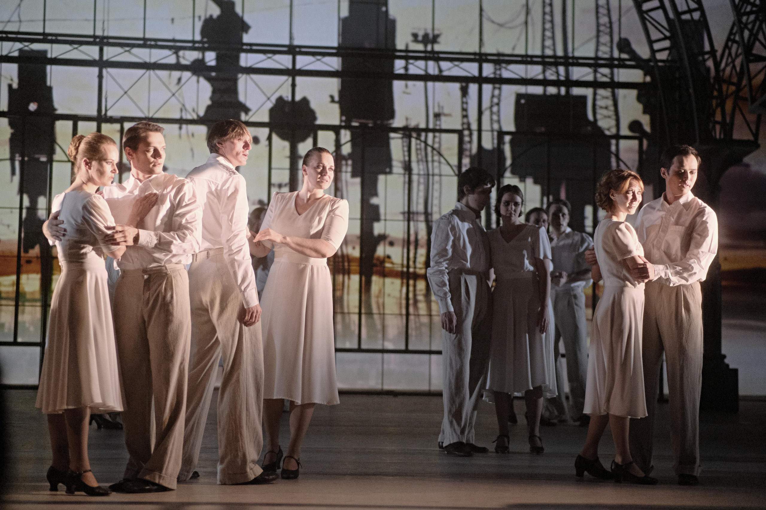 «XX ВЕК. БАЛ». МХТ имени А. П. Чехова. Москва, улицы, театр и артисты, друзья и мир фото Владимир Кашицин