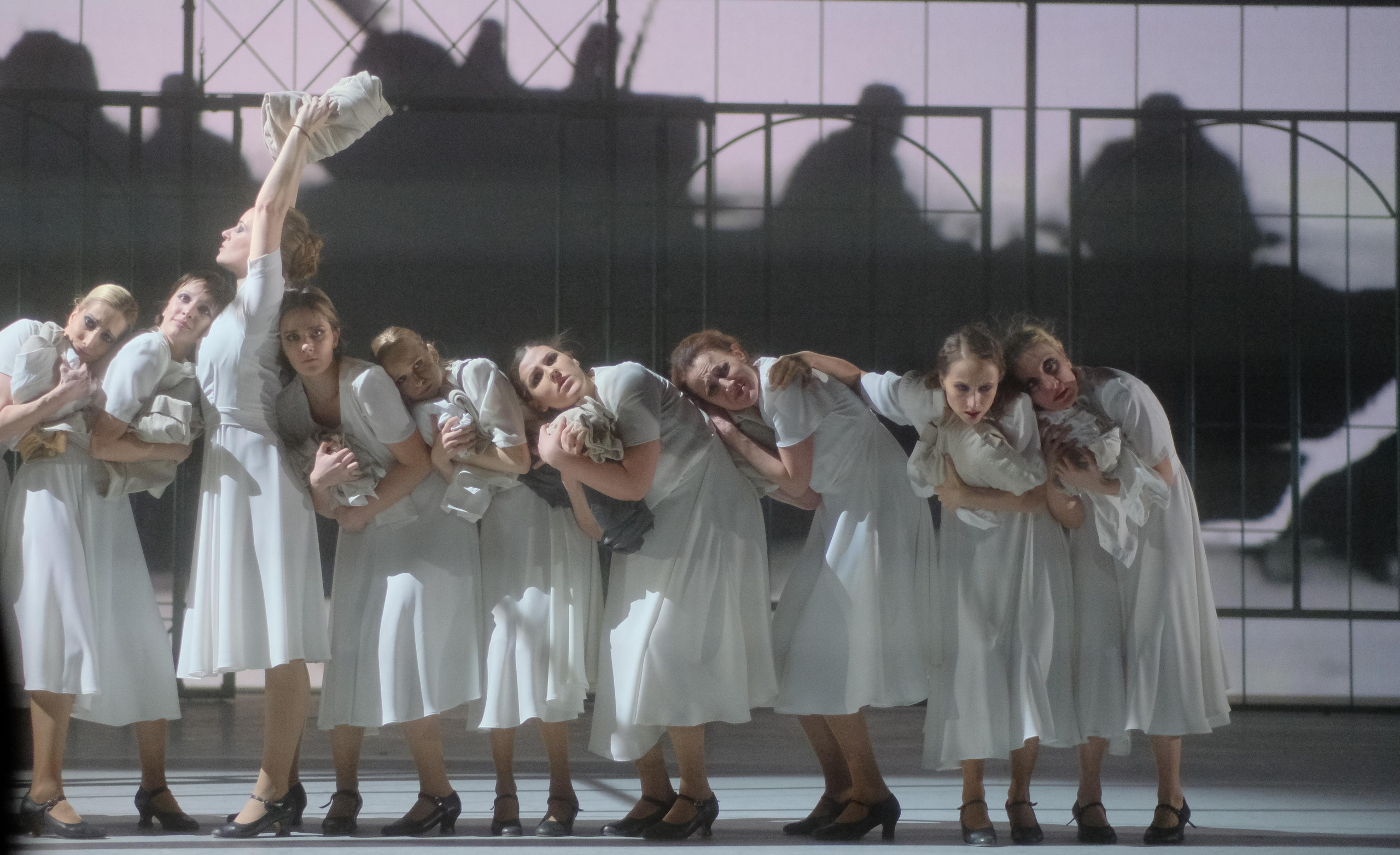 «XX ВЕК. БАЛ». МХТ имени А. П. Чехова. Москва, улицы, театр и артисты, друзья и мир фото Владимир Кашицин