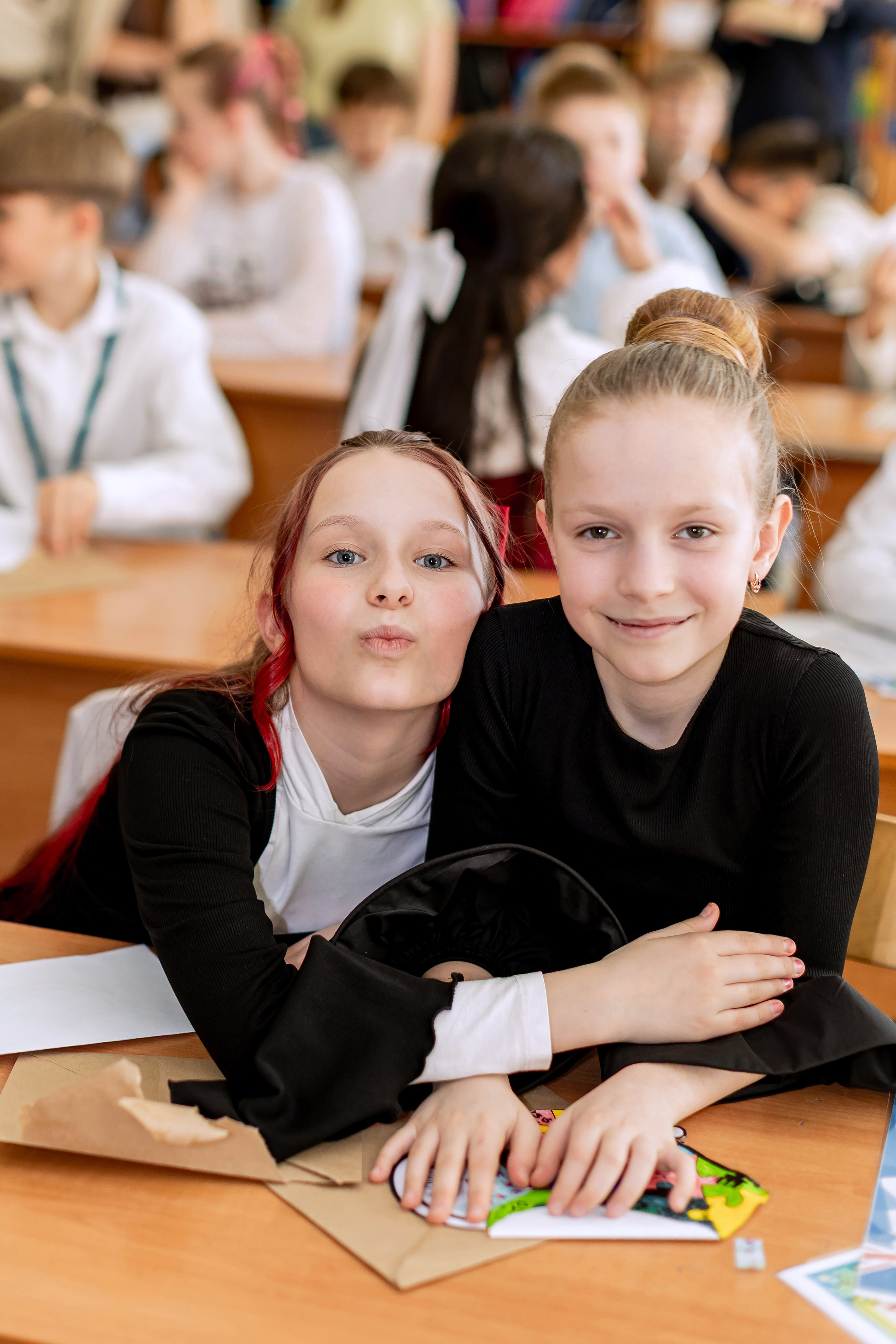 Выпускной в начальной школе в классе. Фотограф и видеограф Москва. Свадебный фотограф, видеограф. Выпускные альбомы. Оживающие альбомы