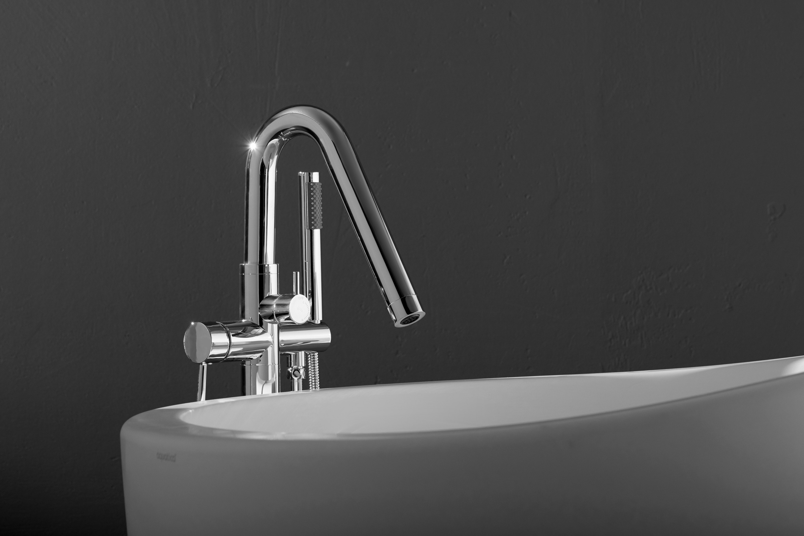 Хромированный смеситель люксовой сантехники на чёрном фоне