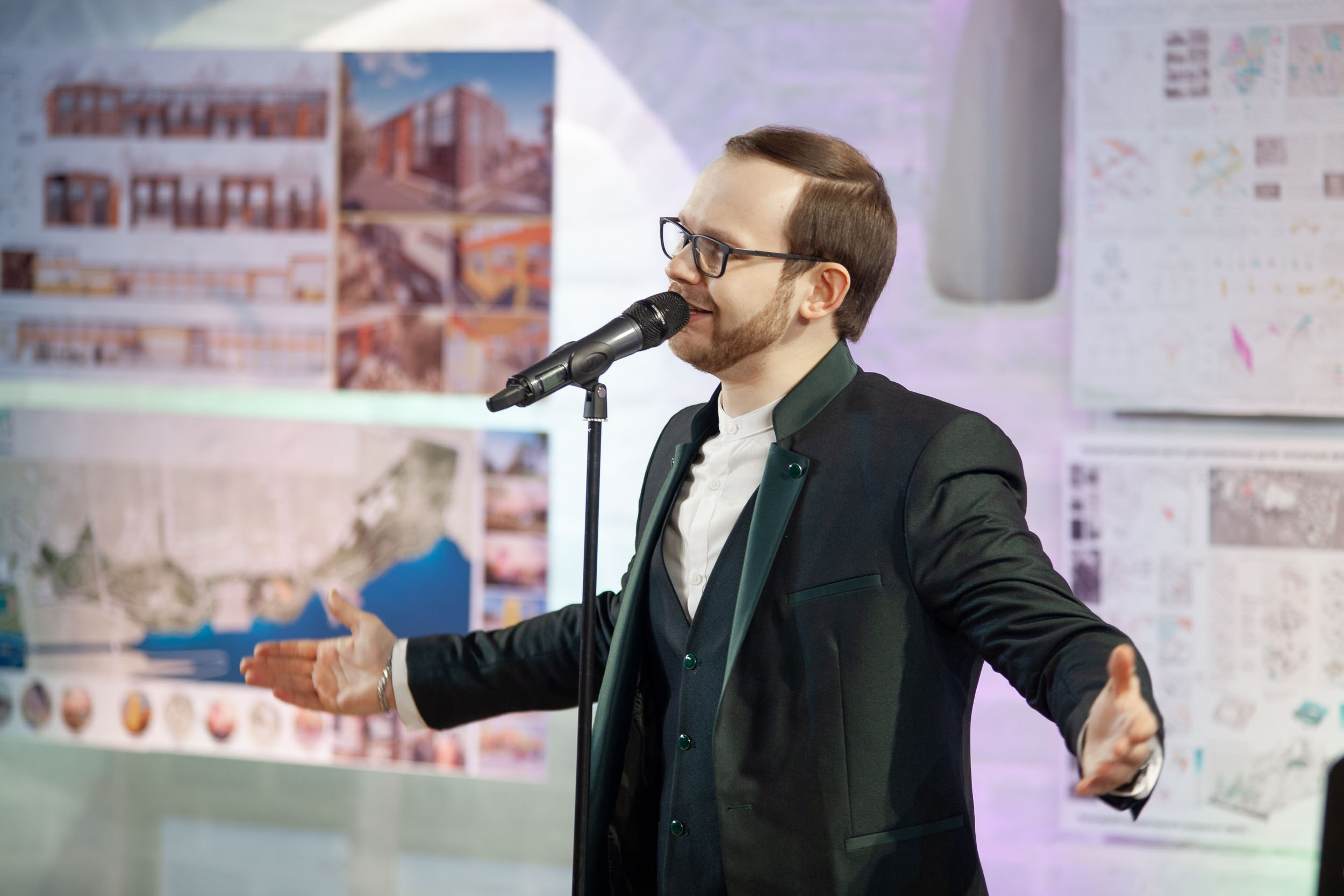 мужчина на сцене поет