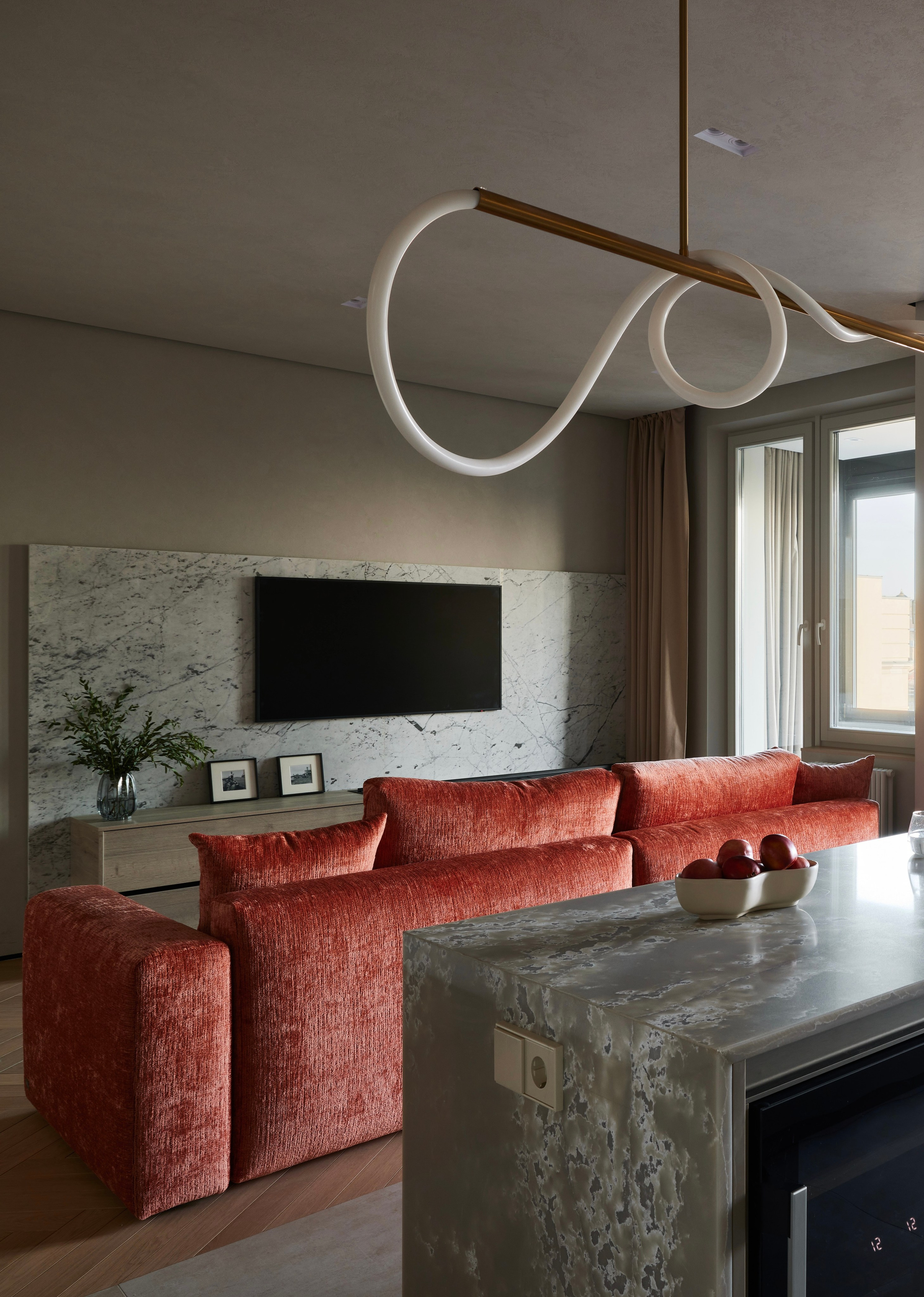 Интерьер кухни-гостиной с островом из натурального камня и биокамином. Автор проекта: Ксения Новикова (ksudsgn), дизайнер интерьеров из Санкт-Петербурга