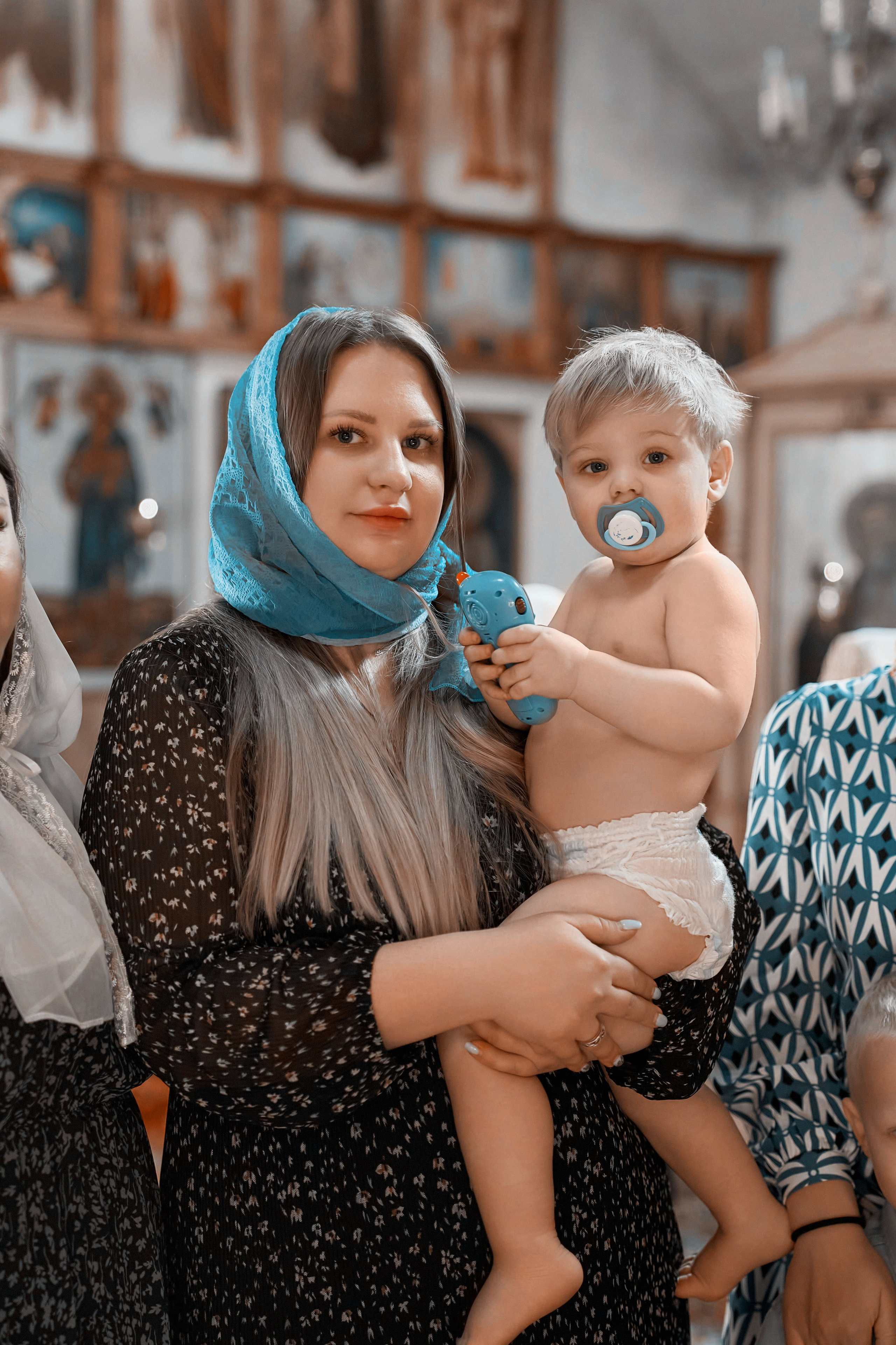 мама с ребёнком в храме