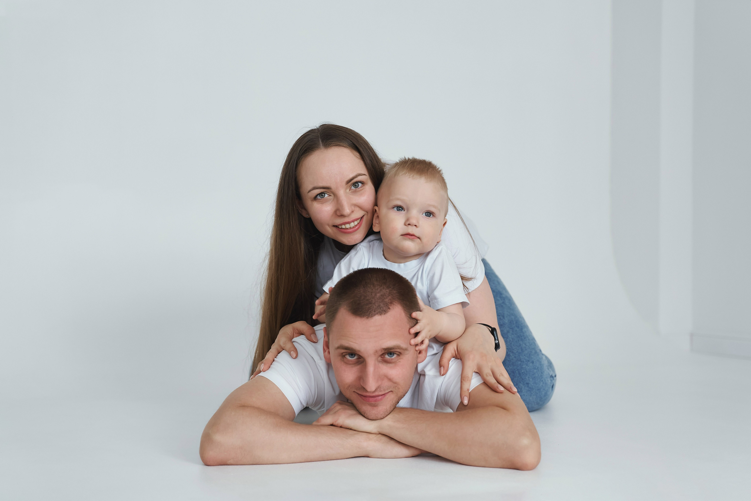 Семейная фотосессия в студии с детьми. Семейный фотограф Евгений Опарин