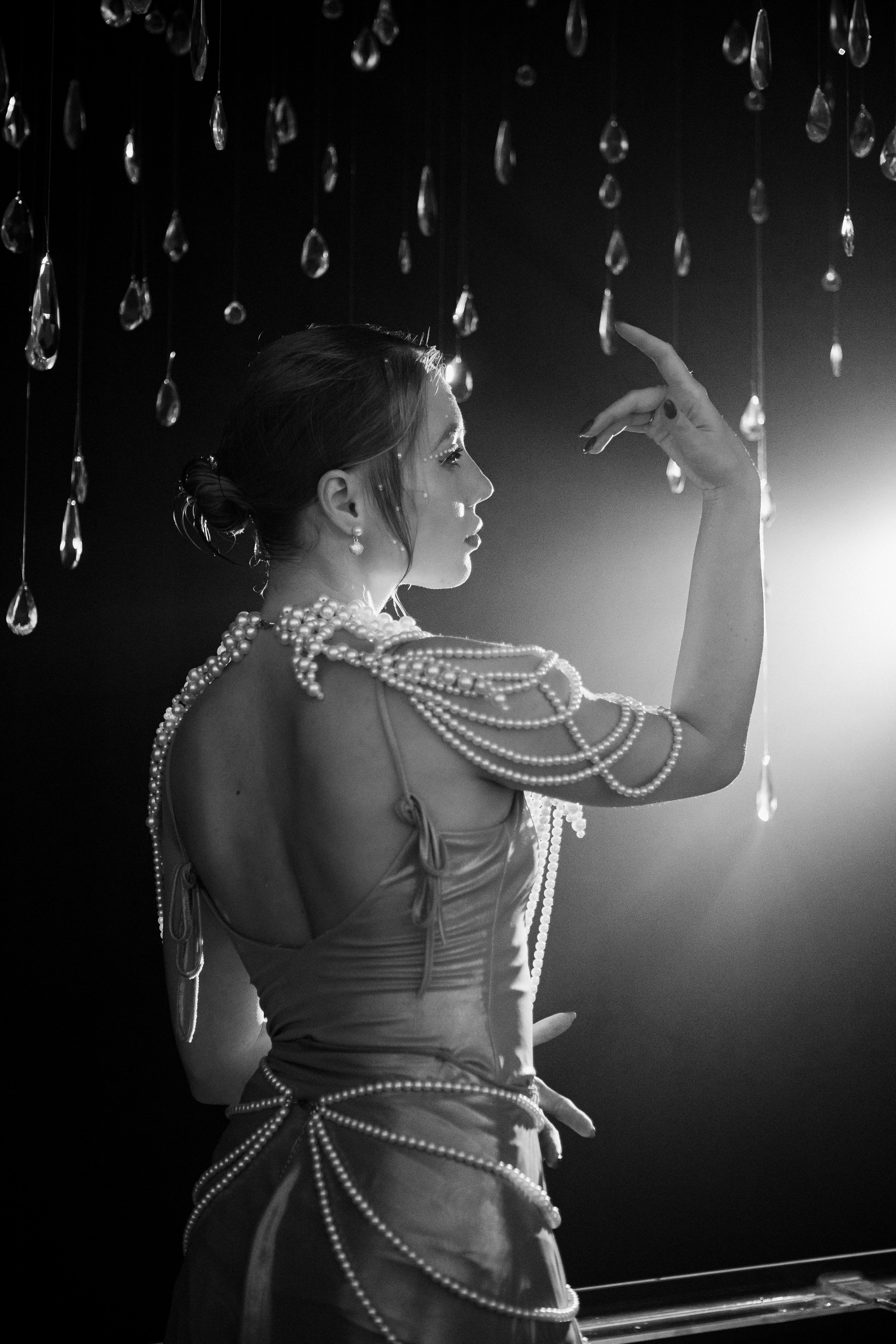 Арт-портрет в стиле перформанс, вода и свет — фотограф в Москве для творческих съёмок