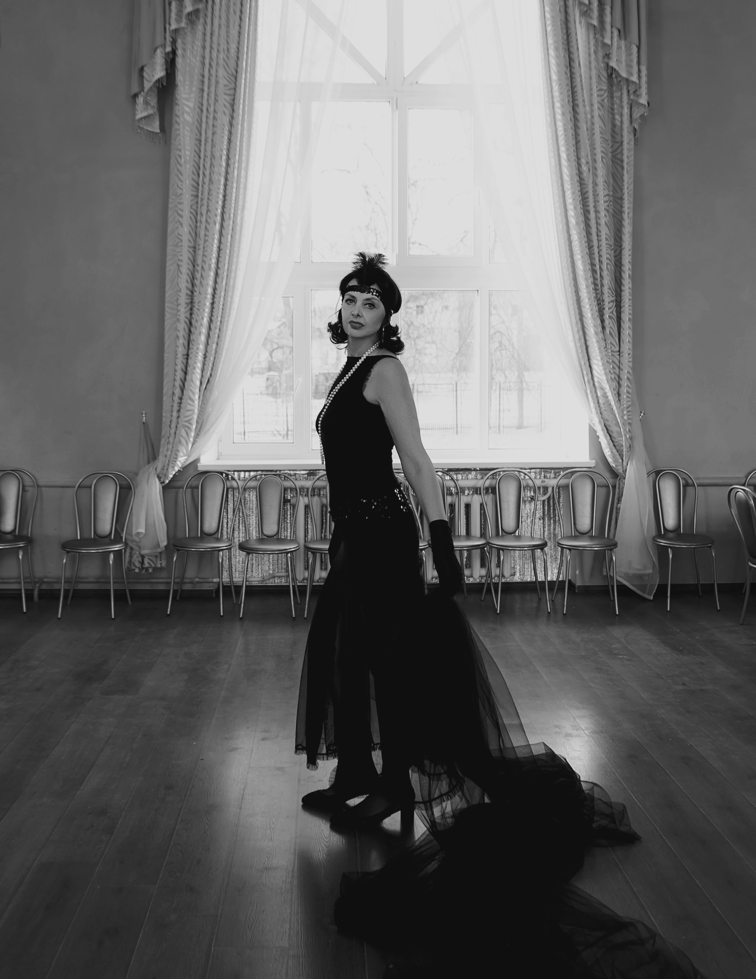 Девушка в стиле ретро, винтаж, Гэтсби с тканью у окна.