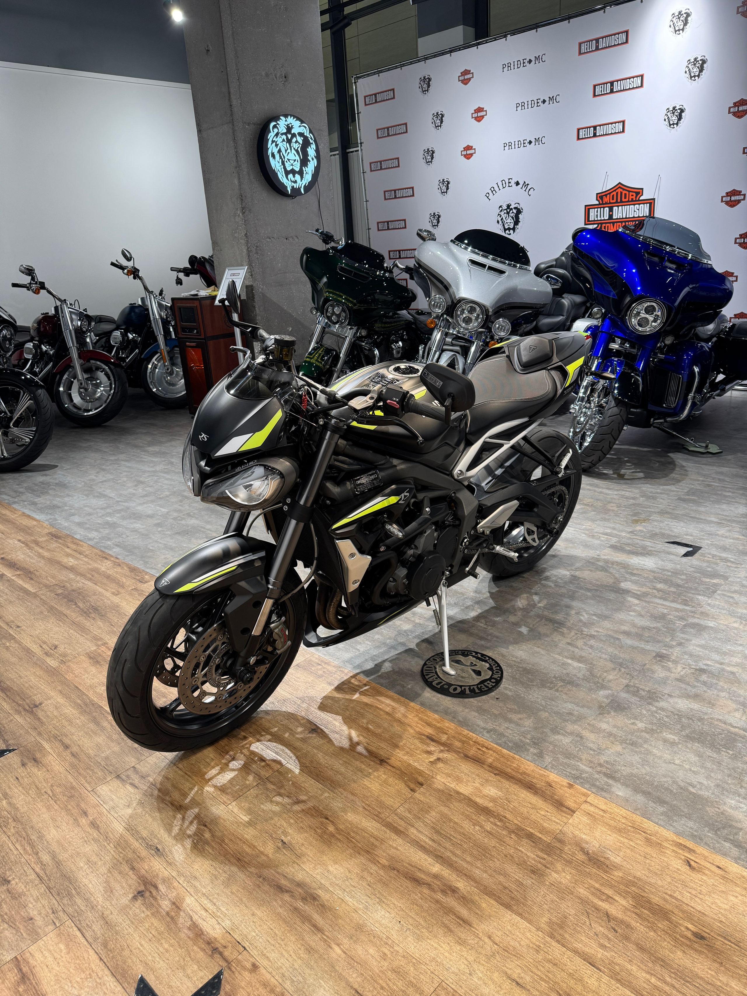 Triumph Street Triple 765 RS 2020. Hello Davidson, Москва. Только хорошие мотоциклы…