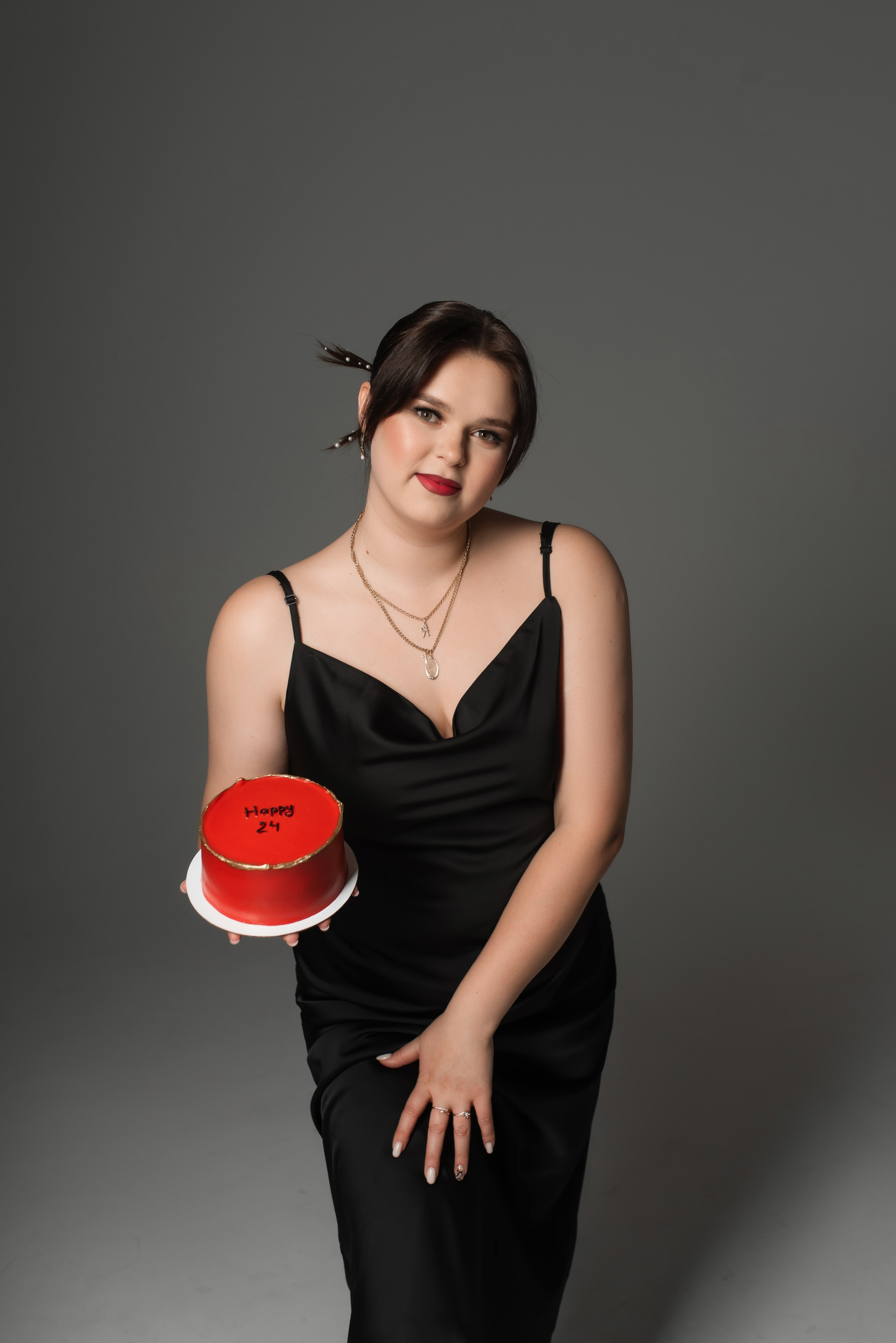 Женский портрет: индивидуальная портретная фотосессия в студии, фотосессия ко Дню Рождения