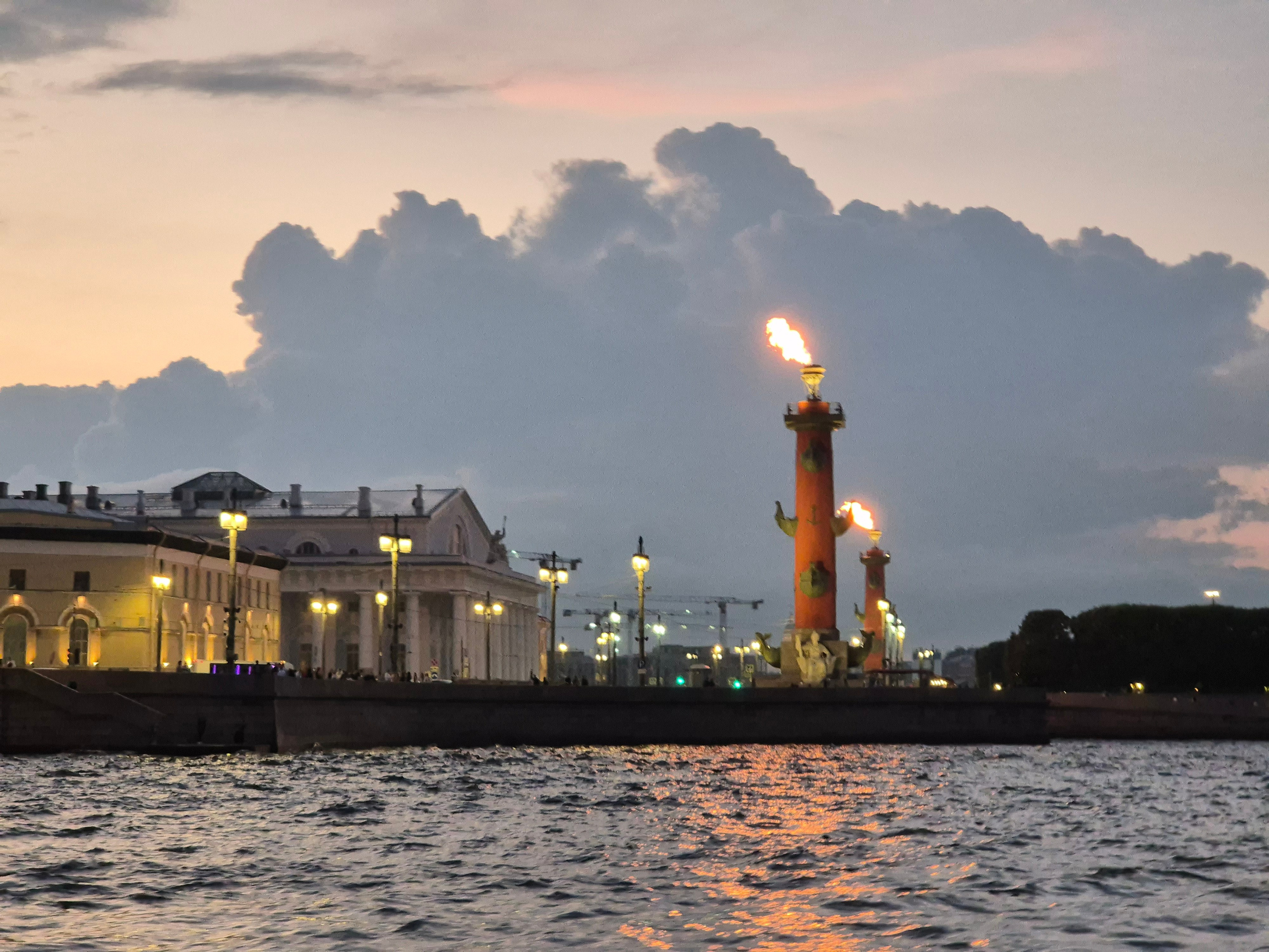 По случаю дня флага на ростральных колоннах горят огни