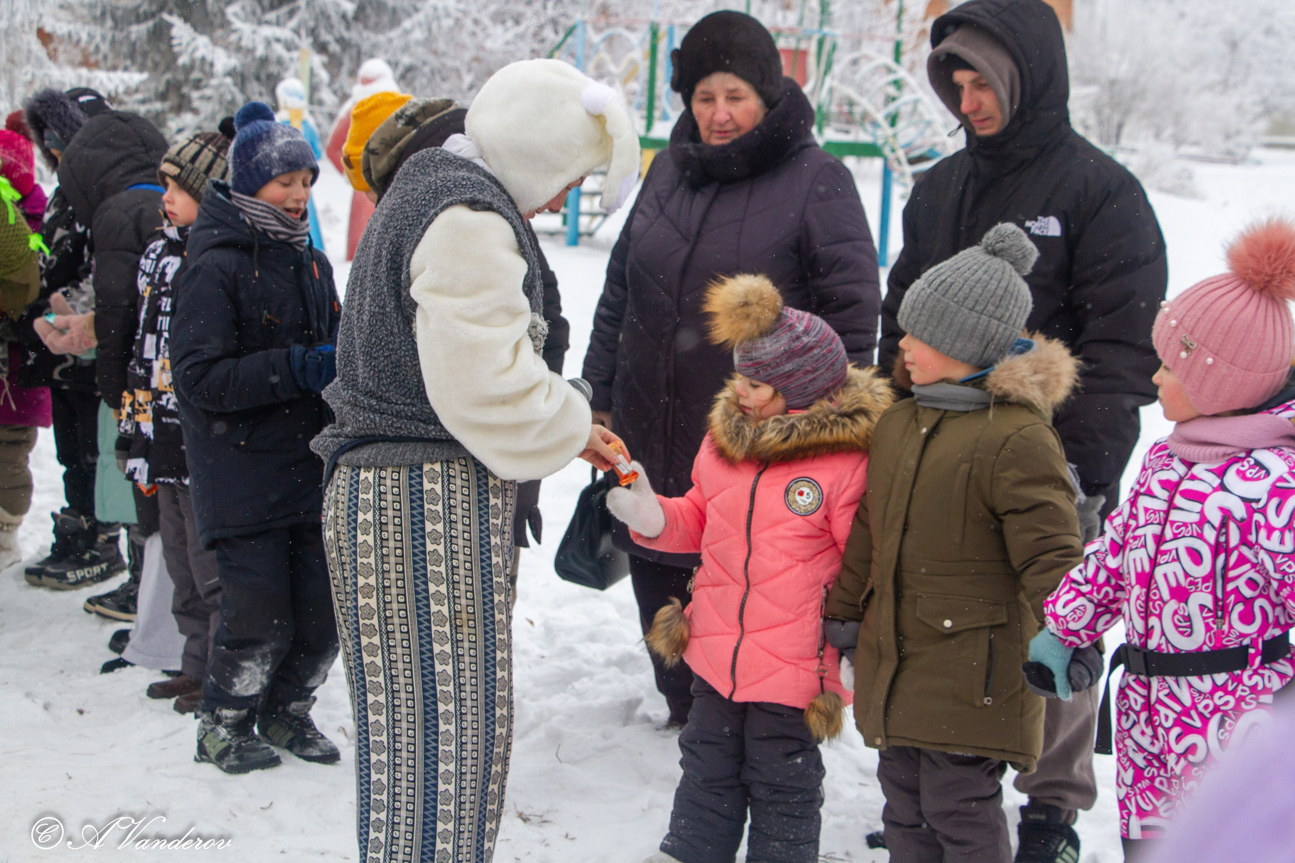Праздник во дворе, ул. Осташковская-20. Фотограф Омск | Александр Вандеров