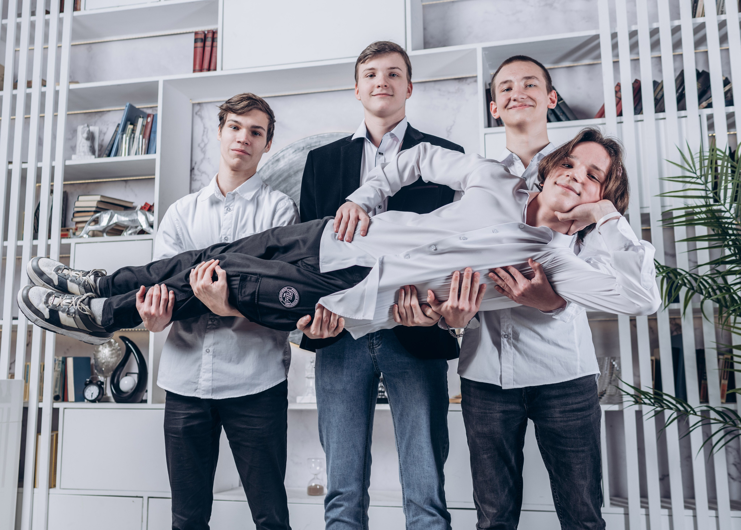 Выпускной альбом с душой — фотосессия, ретушь и дизайн в Москве. MILATE — выпускные альбомы, фотосессии и видео в Москве