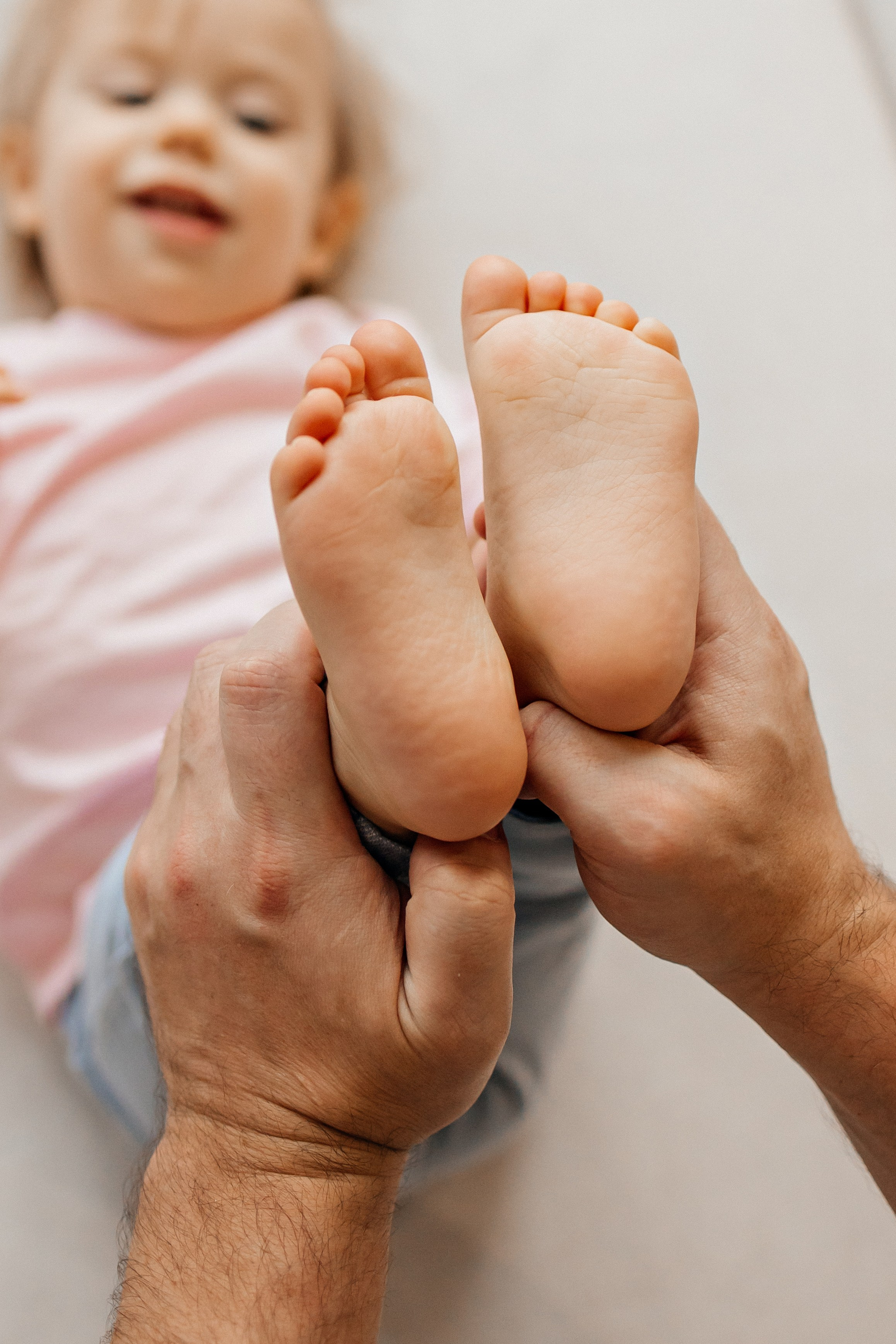 Семейная фотосессия дома Москва: мама читает книгу детям 2 и 6 лет на ковре