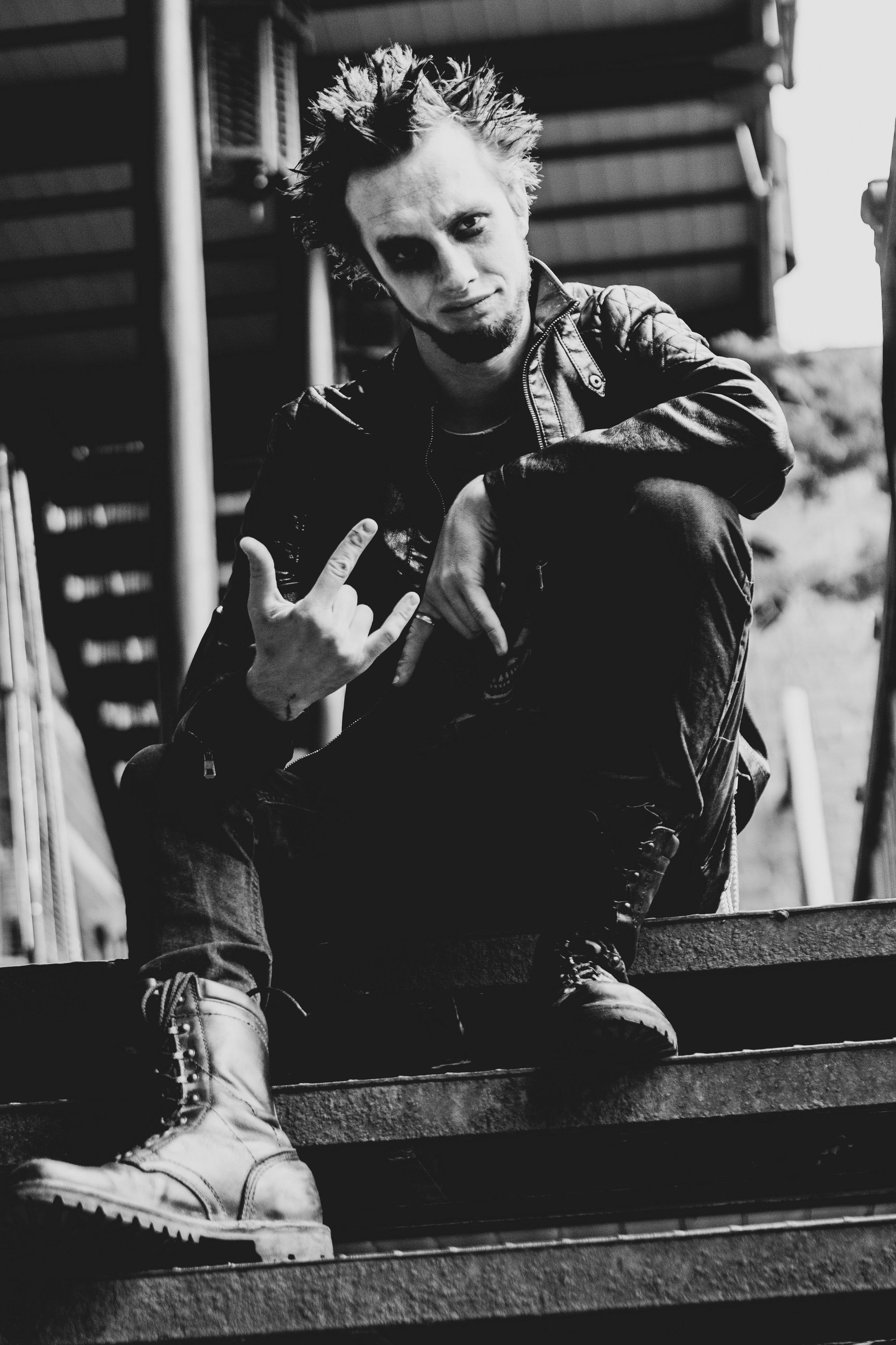 горшок из Короля и шута панк сидит на металлической лестнице