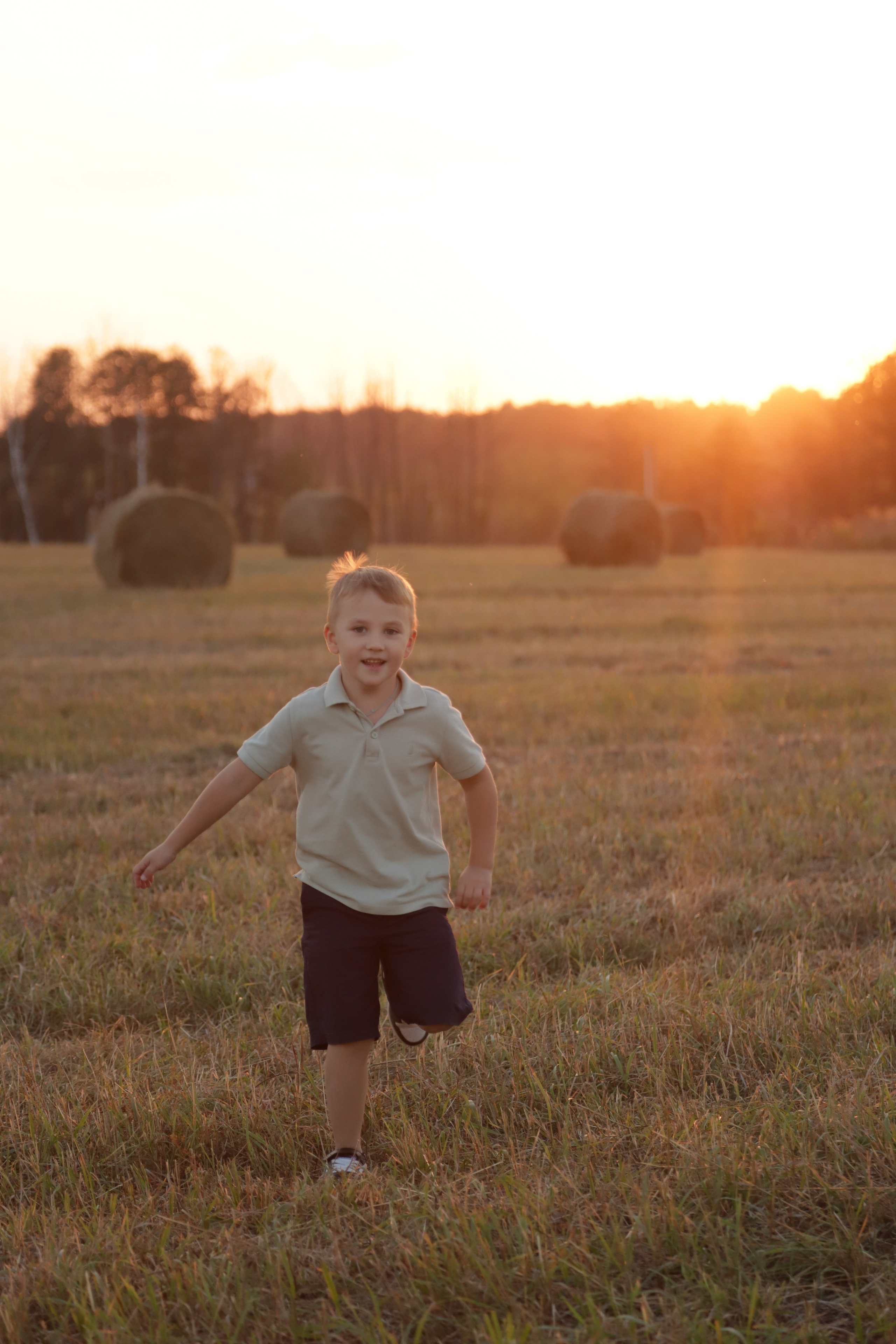 Мама с детьми в поле стога. Диана Николаева — фотограф город Балашиха