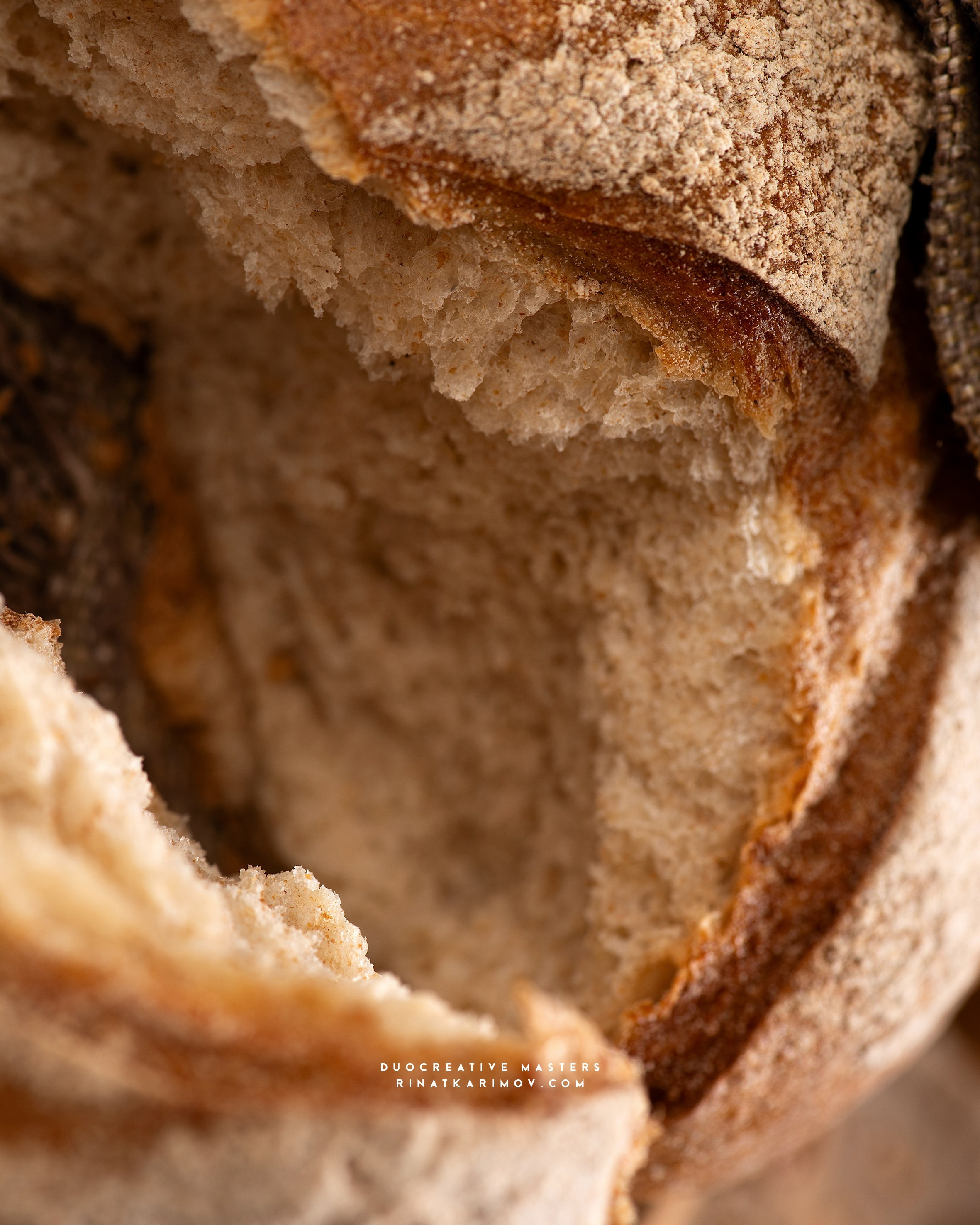 Нарезной домашний хлеб, крупный план мякиша, текстурная подача