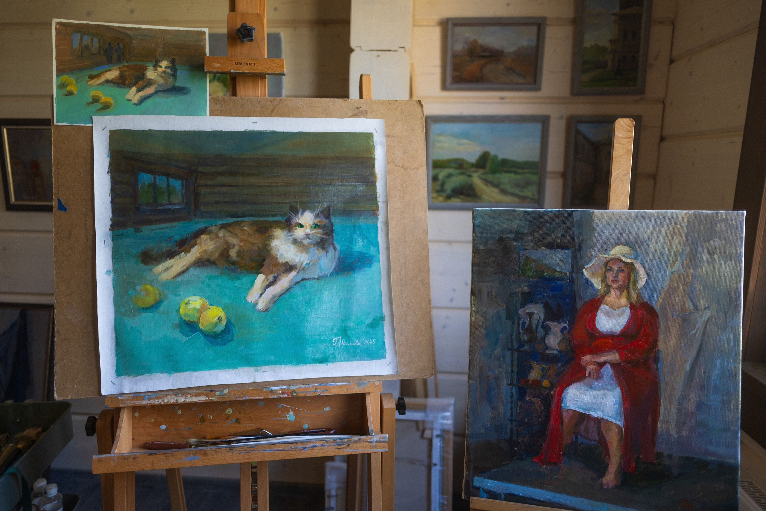 Фото в мастерской художника