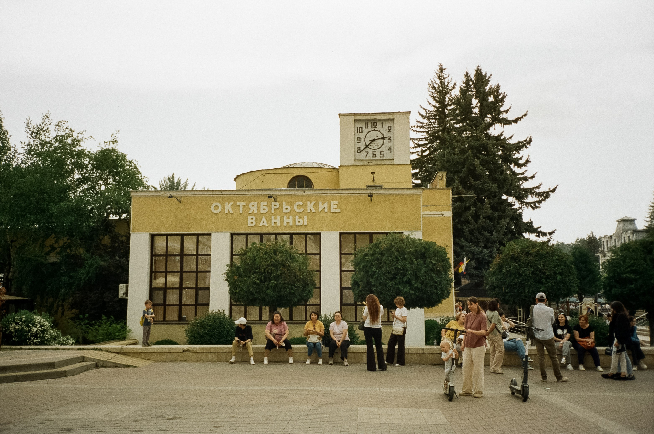 Прогулка по Курортному проспекту и Чебурашка. Кисловодск. Фотограф-документалист Мария Осокина