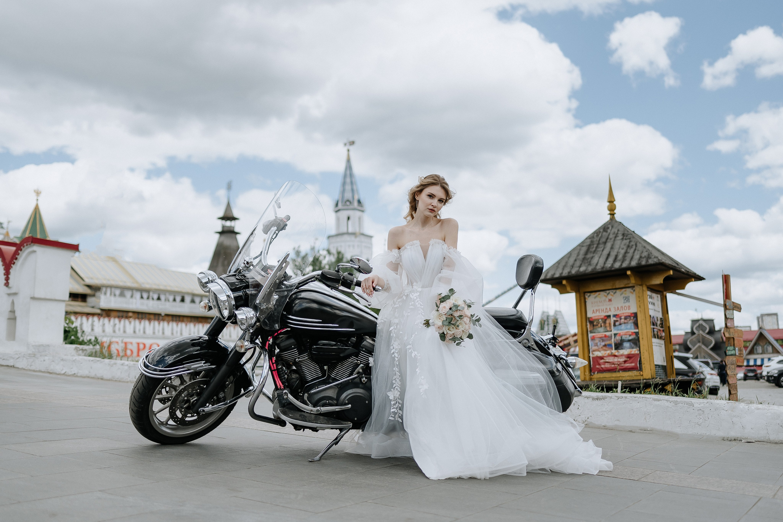 Портрет невесты на фоне Измайловского Кремля