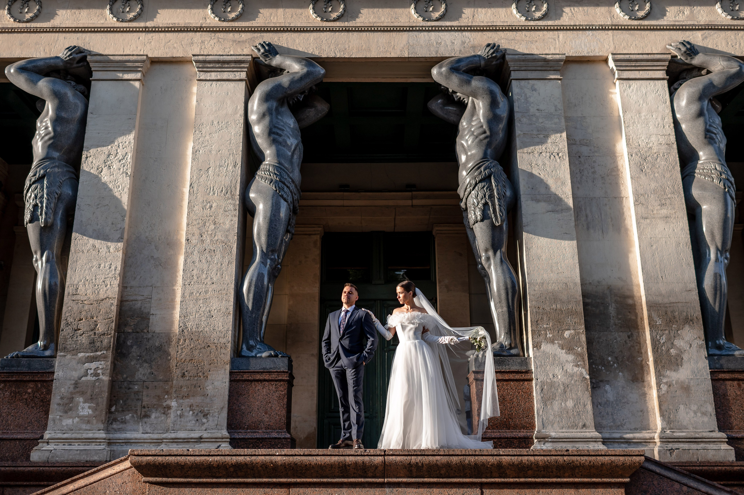 Осенняя великолепная свадебная прогулка жениха и невесты в октябре в Санкт-Петербурге в Михайловском парке и у Атлантов на Миллионной улице. Портретный, семейный и свадебный фотограф в Санкт-Петербурге и в Пушкине Ширяев Денис