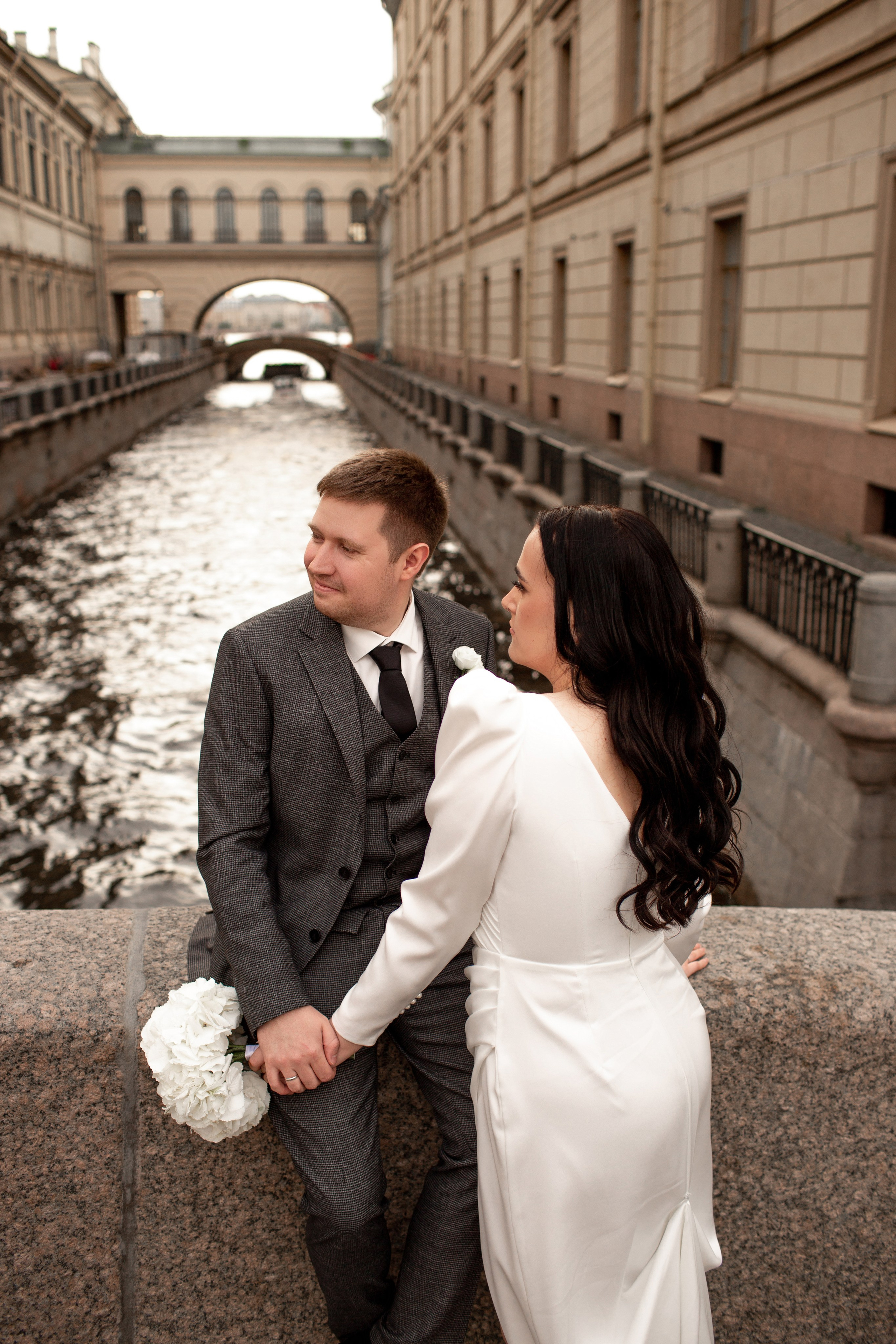 Свадебная фотопрогулка в Санкт-Петербурге. Свадебный фотограф Кирилл Белый