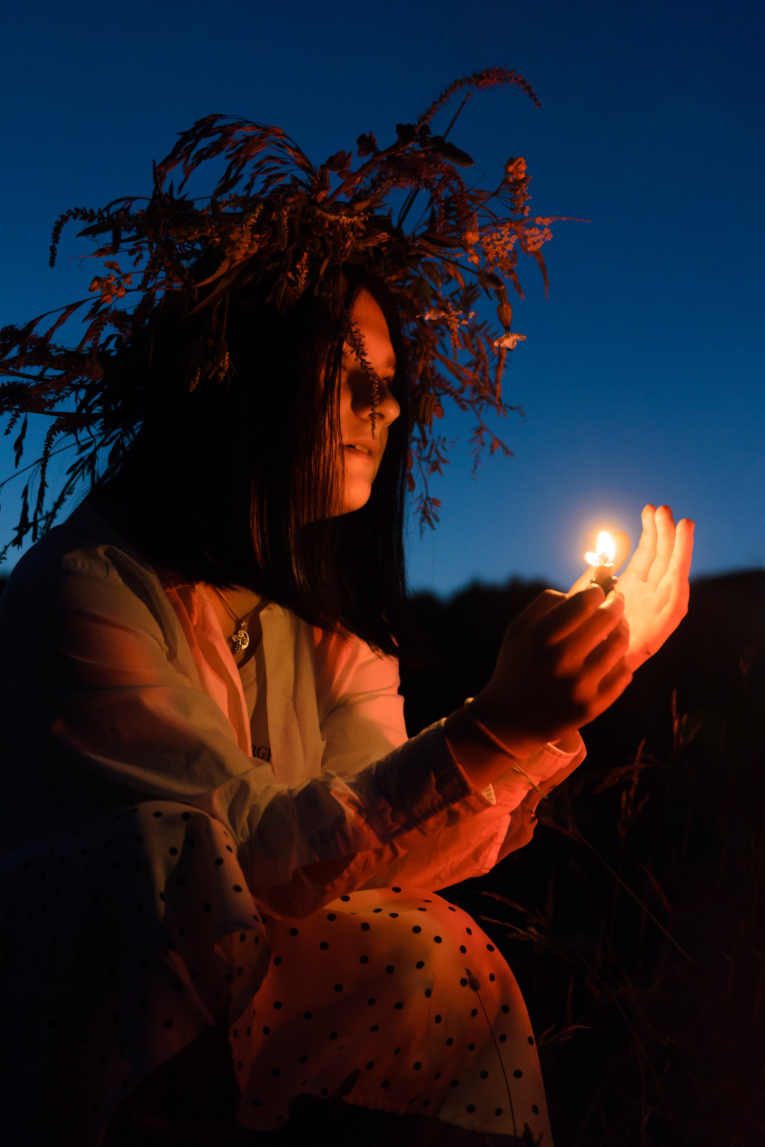 Съёмка девушки у костра на Ивана-Купалу