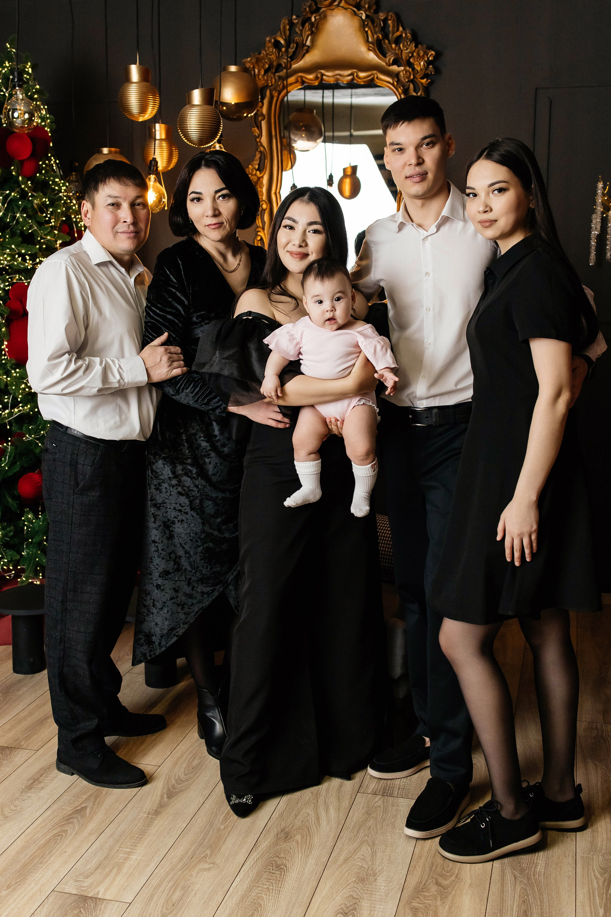 Семейная фотосессия Адия и Куан НГ 2026. Женский фотограф в Оренбурге Ирина Заводчикова