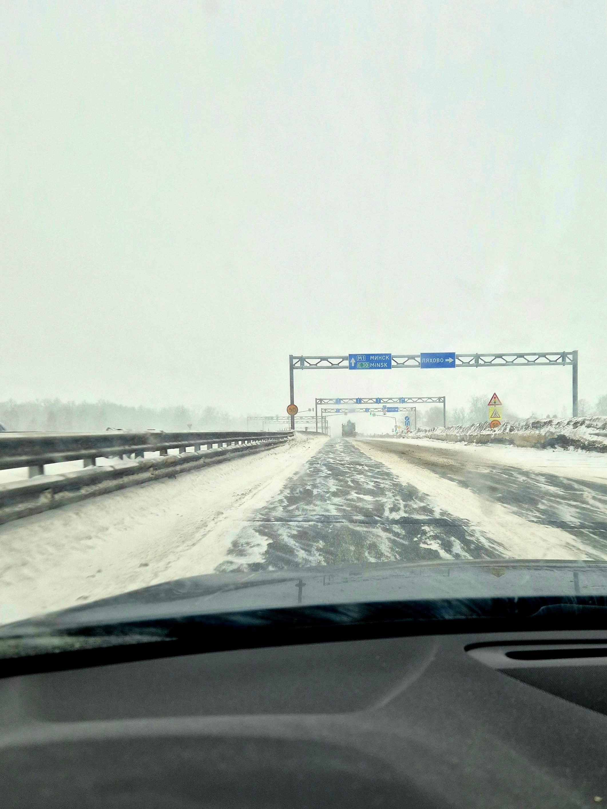 Из Москвы выезжали в начинающийся снегопад, но уже через 250 км дорога стала бесснежной